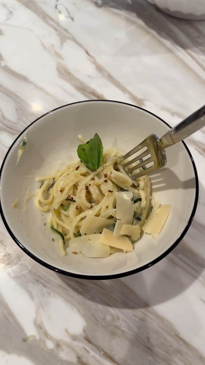ジェイミー・チャンのインスタグラム：「This classic summer zucchini dish brought me back to Nerano. 🤤」
