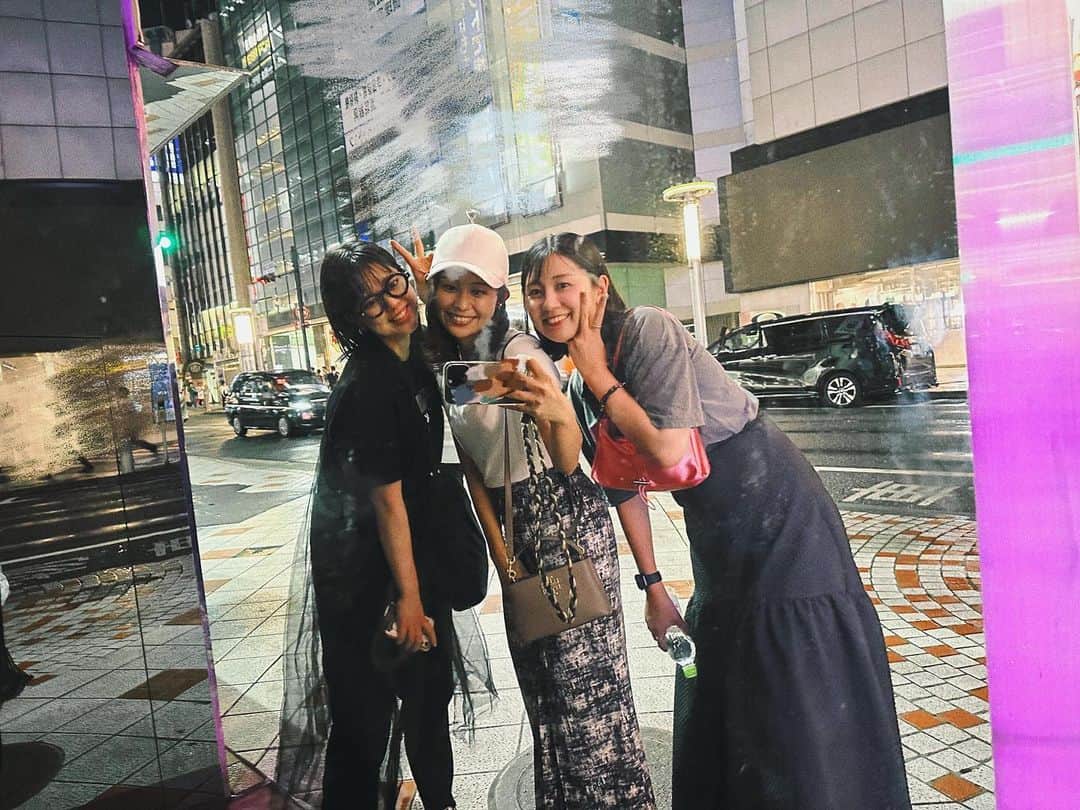 新美有加のインスタグラム：「🐾 後輩ちゃんに仲良くしてもらってます🐬🩵  #杉原千尋 #松﨑涼佳  #そんなわたしは #中間管理職一歩手前  追伸 すずちゃんお誕生日おめでと👑(お祝いすればよかった🙏)」