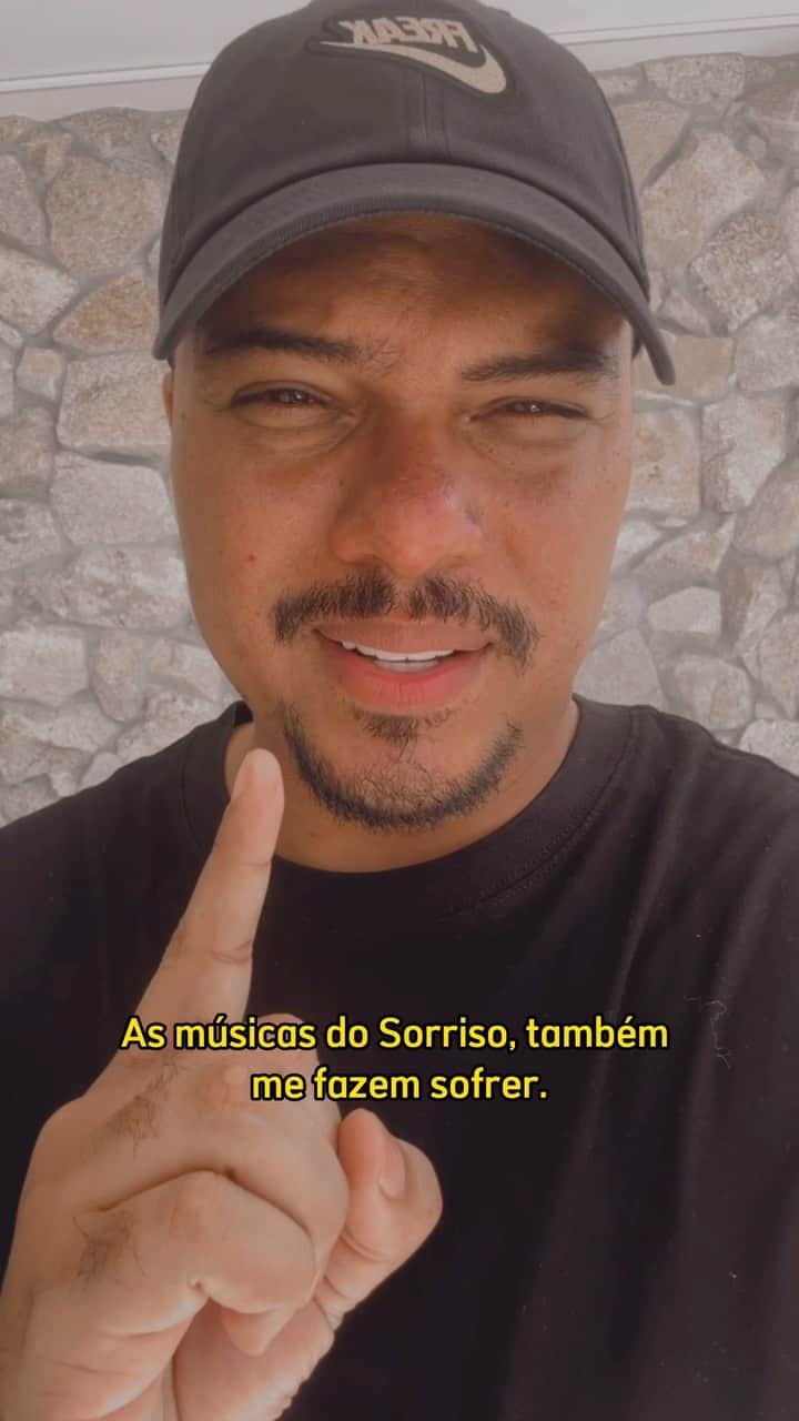Sorriso Marotoのインスタグラム：「Pra quem acha que eu não sofro cantando as músicas do @sorrisomaroto  SEGREDOS está aí pra provar que machuca o meu coraçãozinho 💔」