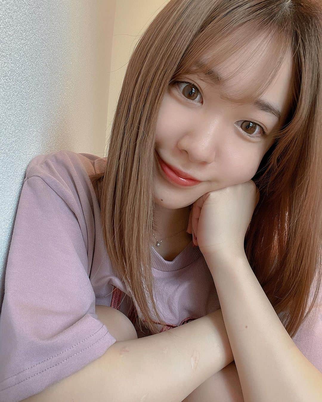 山口瑠璃のインスタグラム：「三上悠亜さんプロデュースカラコンの、 「マジェット」を試してみました！  私は「ミューズパール」を試してみました！ フチが細く内側に向かってページュが薄く配色されているのが特徴🤎  光の入り方によってレンズの色が違って見えて、室内でも屋外でも楽しめたよっ！  ツヤ感たっぷりで、ほんのり色気のあるアンニュイな瞳になれますっ  @colorcon_plus #Majette #PR #カラコンプラス #マジェット #カラコン #瞳に纏うドレス #カラコンレビュー」