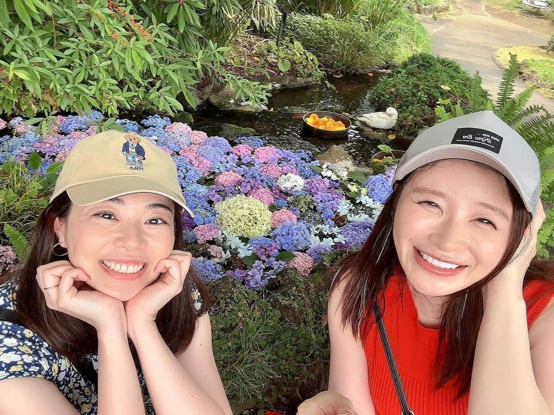 ヨーコさんのインスタグラム写真 - (ヨーコInstagram)「お待たせしました♡  女子旅の続きーっ！！  写真も動画もいっぱいいーっぱい撮ったから、postしようにもアルバム見返すとニヤけて時間が過ぎて行く…この繰り返し🤣  部屋の片付けしてると思い出見つけて浸っちゃうあの感じに似てる🤭  紫陽花がキレイな池にマリーゴールドと鳥さん🪿  とにかく楽しくてたくさん笑った旅でした☺️  楽しそうな写真だったので5枚とも載っけとく😎  #女子旅 #手島優 #てじー  #july #7月 #梅雨 #紫陽花 #あじさい #マリーゴールド #鳥さん #🪿」7月6日 0時55分 - y0k0_1108