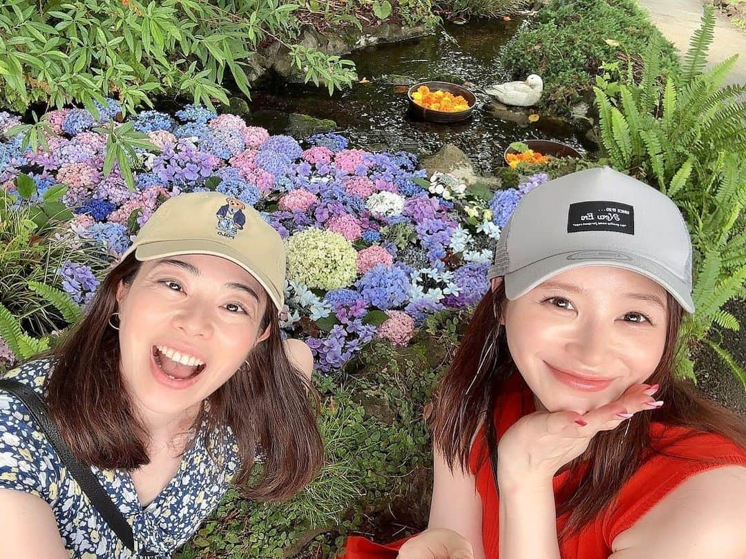 ヨーコさんのインスタグラム写真 - (ヨーコInstagram)「お待たせしました♡  女子旅の続きーっ！！  写真も動画もいっぱいいーっぱい撮ったから、postしようにもアルバム見返すとニヤけて時間が過ぎて行く…この繰り返し🤣  部屋の片付けしてると思い出見つけて浸っちゃうあの感じに似てる🤭  紫陽花がキレイな池にマリーゴールドと鳥さん🪿  とにかく楽しくてたくさん笑った旅でした☺️  楽しそうな写真だったので5枚とも載っけとく😎  #女子旅 #手島優 #てじー  #july #7月 #梅雨 #紫陽花 #あじさい #マリーゴールド #鳥さん #🪿」7月6日 0時55分 - y0k0_1108