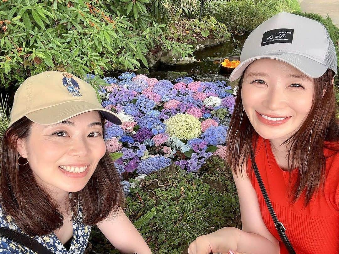 ヨーコさんのインスタグラム写真 - (ヨーコInstagram)「お待たせしました♡  女子旅の続きーっ！！  写真も動画もいっぱいいーっぱい撮ったから、postしようにもアルバム見返すとニヤけて時間が過ぎて行く…この繰り返し🤣  部屋の片付けしてると思い出見つけて浸っちゃうあの感じに似てる🤭  紫陽花がキレイな池にマリーゴールドと鳥さん🪿  とにかく楽しくてたくさん笑った旅でした☺️  楽しそうな写真だったので5枚とも載っけとく😎  #女子旅 #手島優 #てじー  #july #7月 #梅雨 #紫陽花 #あじさい #マリーゴールド #鳥さん #🪿」7月6日 0時55分 - y0k0_1108