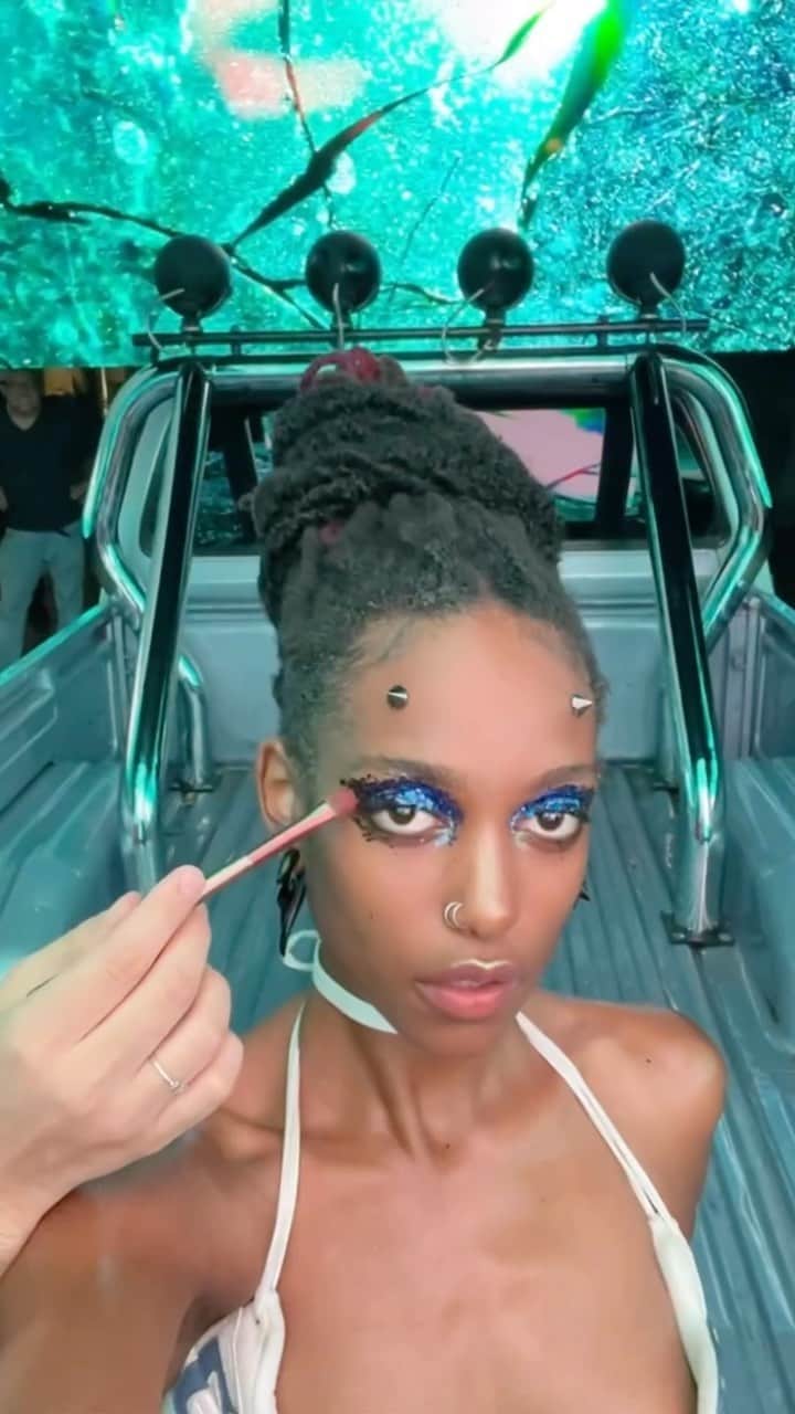 Kento Utsuboのインスタグラム：「💖 Glitter lip makeup x Shimmery makeup x forehead body piercing Super Kawaii makeup 💖  ✨Beautiful @ebony.francisco  _ _ _ _ _ Super Kawaii ❤️ It was so much fun day ✨  Please leave a like and comments below!!!❤️‍🔥 Any questions are welcome!!  スパかわいいー❣️  今日はグリッターリップアンドリフレクションハイライトメイクアップXバウンサーのツノメイク🥴👍  ありがとうございました☺️  皆さんの感想・コメントお待ちしてます🎶 質問もお気軽にどうぞ😆」