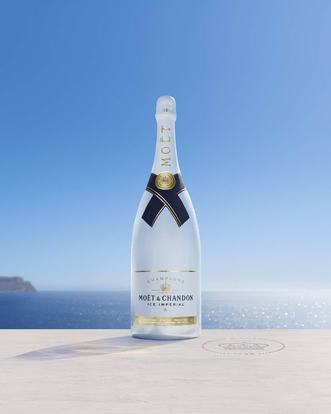 Moët & Chandon Officialのインスタグラム：「Ice Impérial on the horizon, a wonderful backdrop for a refreshing sip. ⁣ ⁣ #IceImperial #ToastWithMoet #MoetChandon⁣ ⁣ This material is not intended to be viewed by persons⁣ under the legal alcohol drinking age or in countries⁣ with restrictions on advertising on alcoholic beverages.⁣ ENJOY MOËT RESPONSIBLY.」