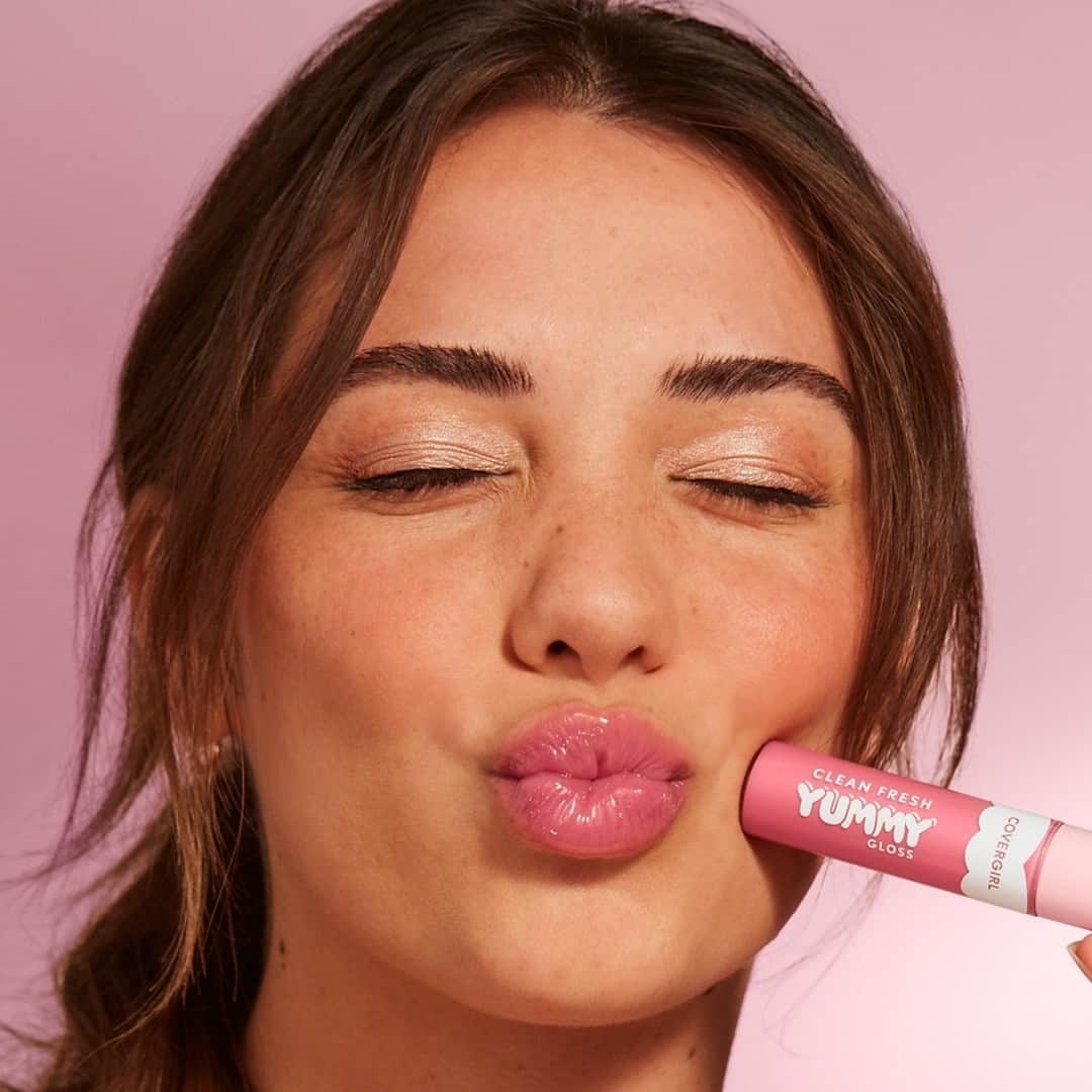 COVERGIRLさんのインスタグラム写真 - (COVERGIRLInstagram)「Pucker up for the NEW Clean Fresh Yummy Gloss Daylight Collection! Double tap if you’ve snagged these light reflective nudes, if you haven’t yet, shop now at @ultabeauty ✨	  💋 Emma is wearing shade Twilight Beam   #EasyBreezyBeautiful #Covergirl」7月6日 1時00分 - covergirl