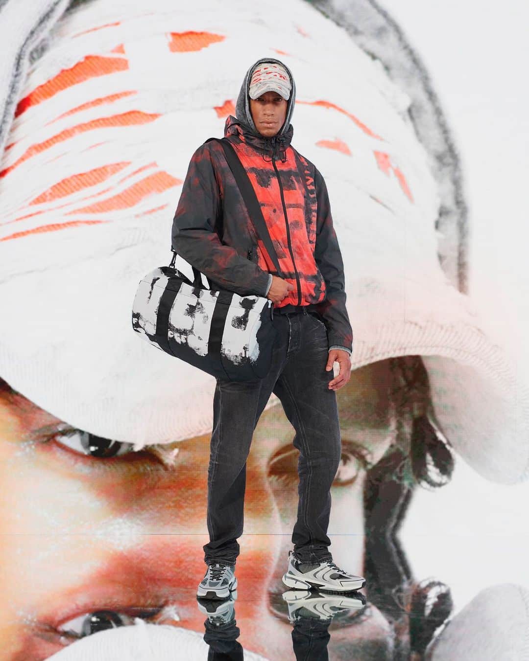 ディーゼルのインスタグラム：「Paint outside the lines.   The Diesel Superlogo from #DieselFW23 is reinterpreted as an abstract, graffiti-painted blur on a duffel bag and a hoodie.    Shop at the link in bio.   #ForSuccessfulLiving」