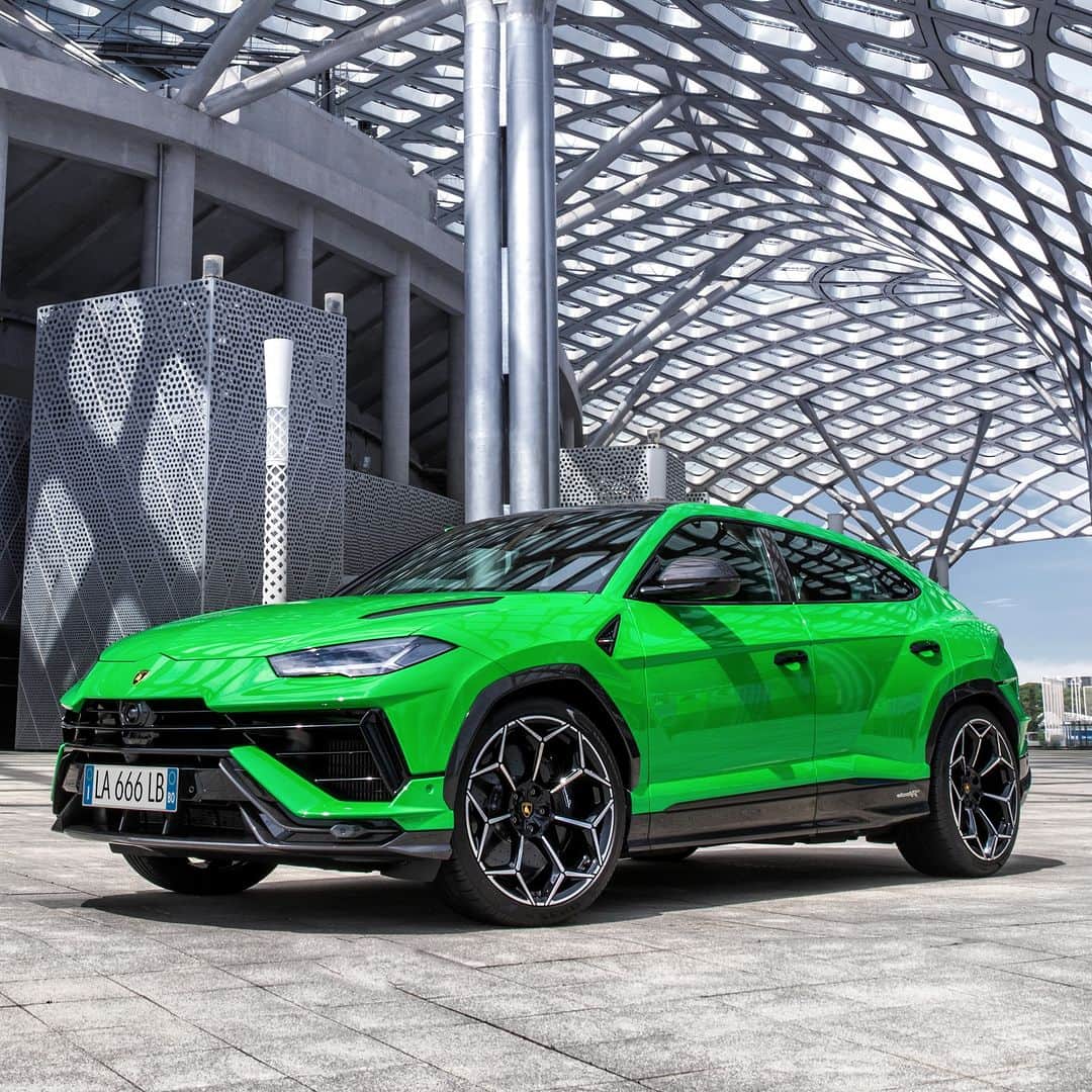 ランボルギーニのインスタグラム：「Urus Performante increases driving fun, elevates performance and innovation from every angle. For bar raisers only.  #Lamborghini #UrusPerformante #ForBarRaisersOnly __ Urus Performante: fuel consumption combined: 14,1 l/100km (WLTP); CO2-emissions combined: 320 g/km (WLTP)」
