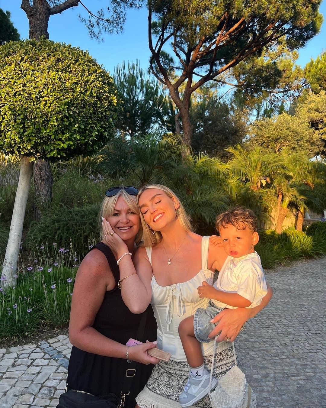 ペリー・エドワーズさんのインスタグラム写真 - (ペリー・エドワーズInstagram)「Sunshine and family ☀️🫶🏻」7月6日 1時06分 - perrieedwards