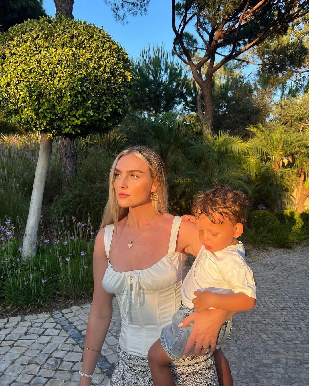 ペリー・エドワーズさんのインスタグラム写真 - (ペリー・エドワーズInstagram)「Sunshine and family ☀️🫶🏻」7月6日 1時06分 - perrieedwards