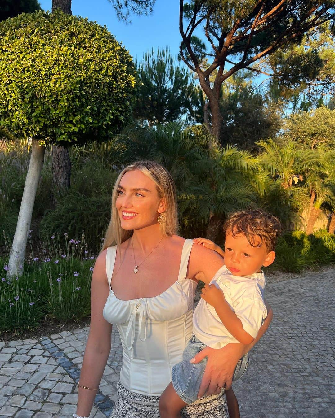 ペリー・エドワーズさんのインスタグラム写真 - (ペリー・エドワーズInstagram)「Sunshine and family ☀️🫶🏻」7月6日 1時06分 - perrieedwards