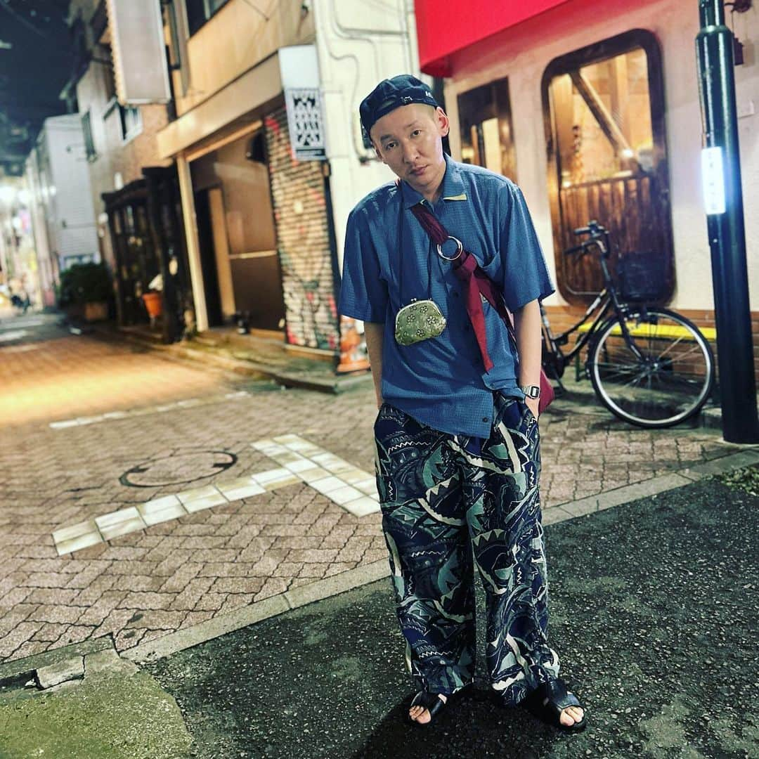 市川刺身さんのインスタグラム写真 - (市川刺身Instagram)「今日の服装。 1日ネタの直し。  高円寺のリサイクルショップで購入したシャツ。 高円寺の古着屋で購入した軽すぎるズボン。 JAのデニム地の帽子に黒の便所サンダル金のがま口yorozuのバッグ。  1日ネタの直しの日。 7/15.19:00のベストネタライブ『ジョーカー』是非来てください。 終電間際に帰って閉店したお店の窓枠に携帯置いて撮りました。 諸々明日お願いします。 窓枠ありがとう。  #今日着た服 #ファッション #古着 #高円寺 #窓枠」7月6日 1時23分 - soitsudoitsu