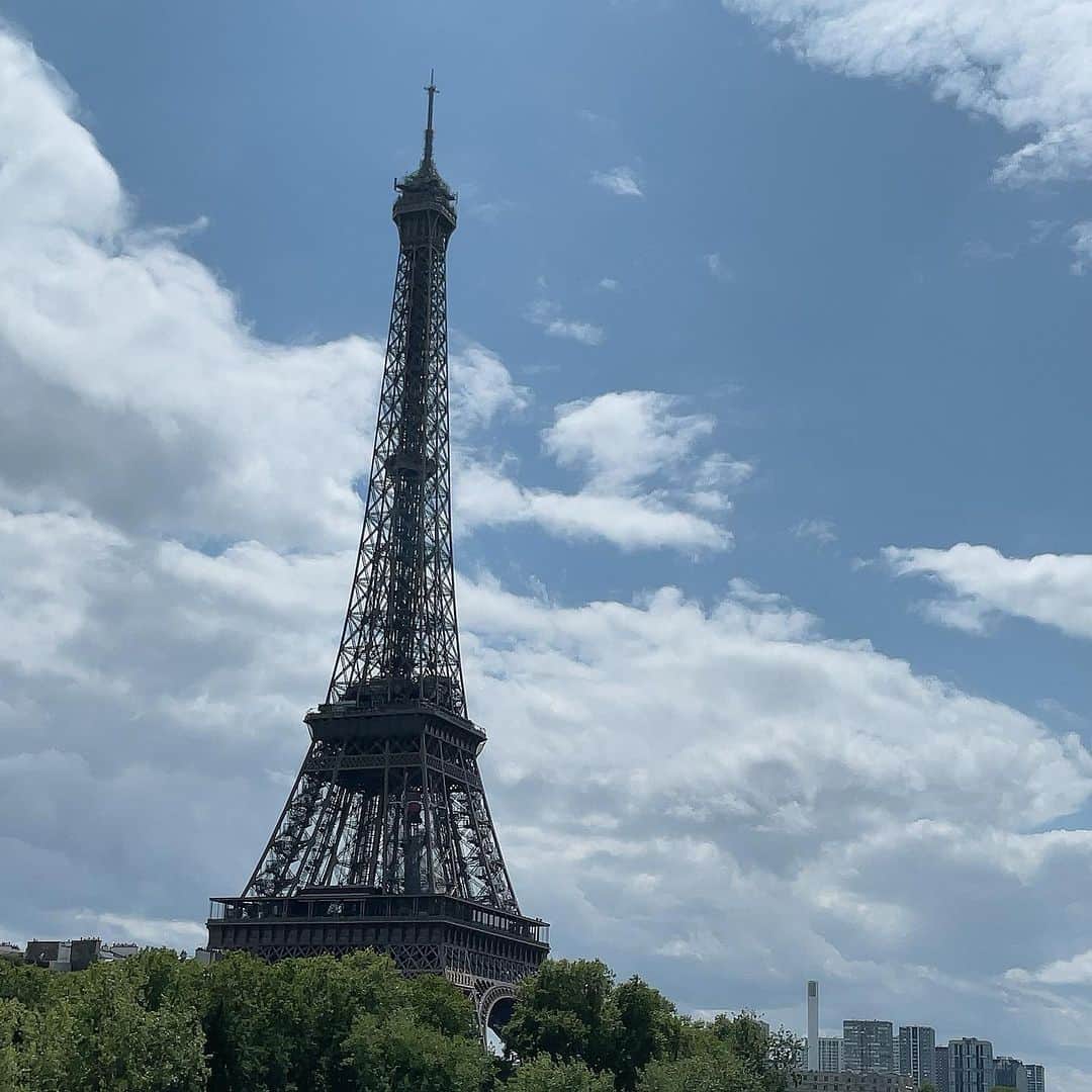 NAOMIさんのインスタグラム写真 - (NAOMIInstagram)「今日は 初Parisのお友達が帰る日なので、最後にバトームッシュに乗り，セーヌ河をクルーズして来ました🚢  世界遺産の街並みを約1時間で廻ります。  ベタですが、やはり初Parisをバトーでおさらいをするにはピッタリ最高です。  エッフェル塔の下からバトーに乗り、エッフェル塔の下に着きます。  今日は 小学生，幼稚園児も遠足かな？一緒に乗り、可愛くて賑やかなセーヌ河クルーズでした😁  🚢 🇫🇷 🗼  #エッフェル塔 #セーヌ河クルーズ  #バトームッシュ」7月6日 1時20分 - naominakano703