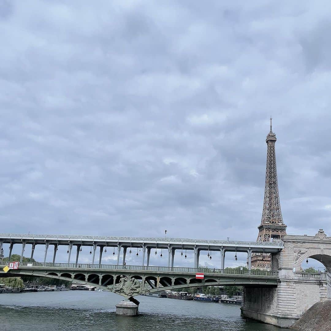 NAOMIのインスタグラム：「今日は 初Parisのお友達が帰る日なので、最後にバトームッシュに乗り，セーヌ河をクルーズして来ました🚢  世界遺産の街並みを約1時間で廻ります。  ベタですが、やはり初Parisをバトーでおさらいをするにはピッタリ最高です。  エッフェル塔の下からバトーに乗り、エッフェル塔の下に着きます。  今日は 小学生，幼稚園児も遠足かな？一緒に乗り、可愛くて賑やかなセーヌ河クルーズでした😁  🚢 🇫🇷 🗼  #エッフェル塔 #セーヌ河クルーズ  #バトームッシュ」