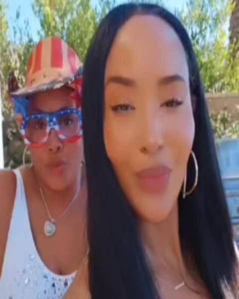 ヴィヴィカ・A・フォックスのインスタグラム：「GM Dawlings! We Had A Time Last Night! FUNTIMES celebrating the 4th w my LA SQUAD @loveazja GodDaughter @princessimanjoelle @coachcherif @abjcoleman @dandremichael Godson @quinny_gram We danced, swam in da pool,drank & watched my movie #IndependenceDay too! Hope y'all enjoyed ya holiday too! 😘 #LifeIsgood #GodIsGood #Blessed #Respect #GurlPower #VivicaFoxHair #TeamVivica #TeamFox #MyGrindDontStop #LegitimateCareers #BossMoves #LoveWins #Family1st #FamilyStrong #Holiday23 #ClassicBadChicks 🔥🤴🏽👸🏽🤑🥳🔥」