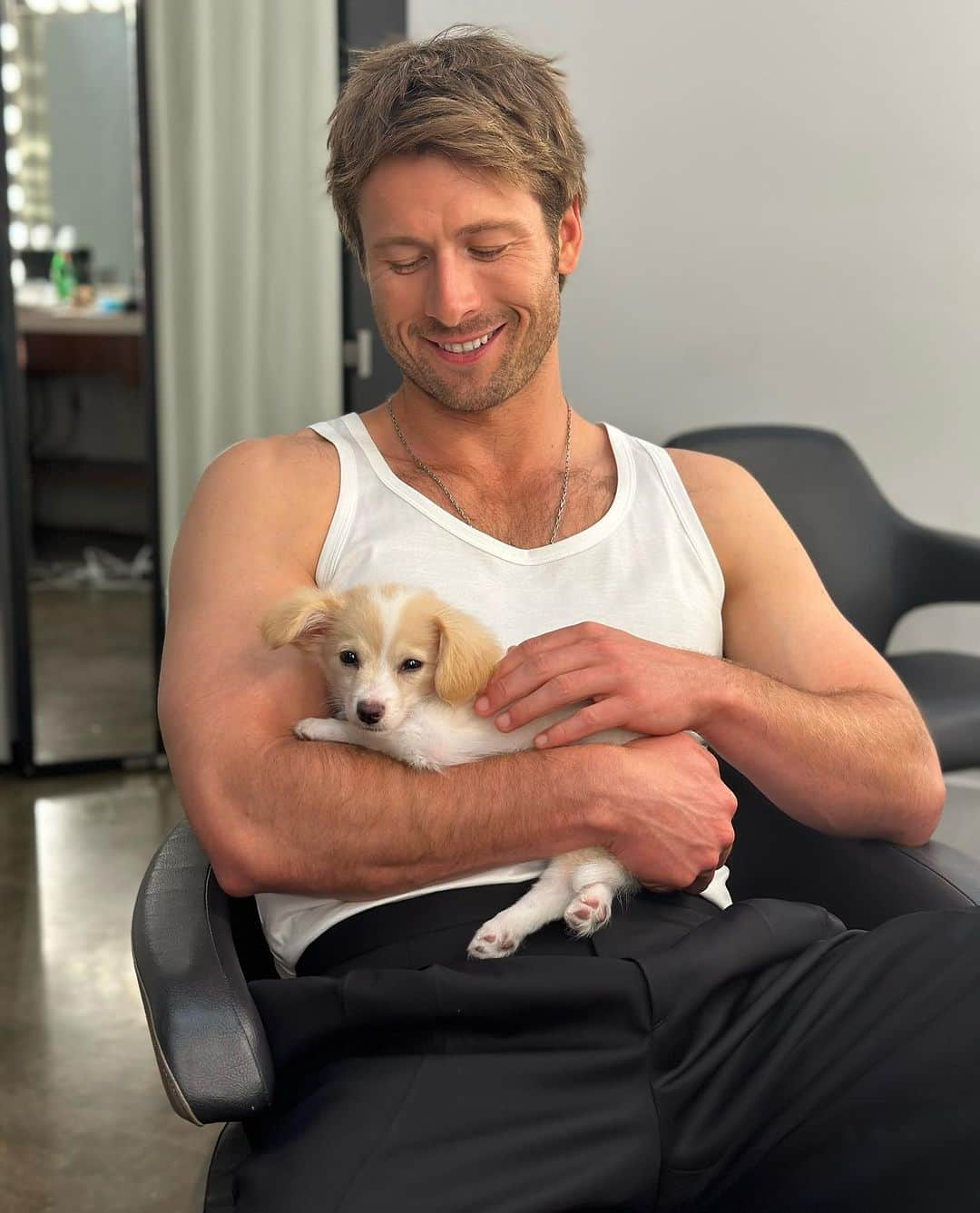 グレン・パウエルのインスタグラム：「It’s a ruff world out there, so I thought it was about time I hire a proper bodyguard…  Meet BRISKET - 1.5 pounds of raw power.  Thank you to @thelabellefoundation for all the incredible work you do to advocate for dogs and for making me a dad.  I can’t wait to tackle all the adventures of life with this guy!」