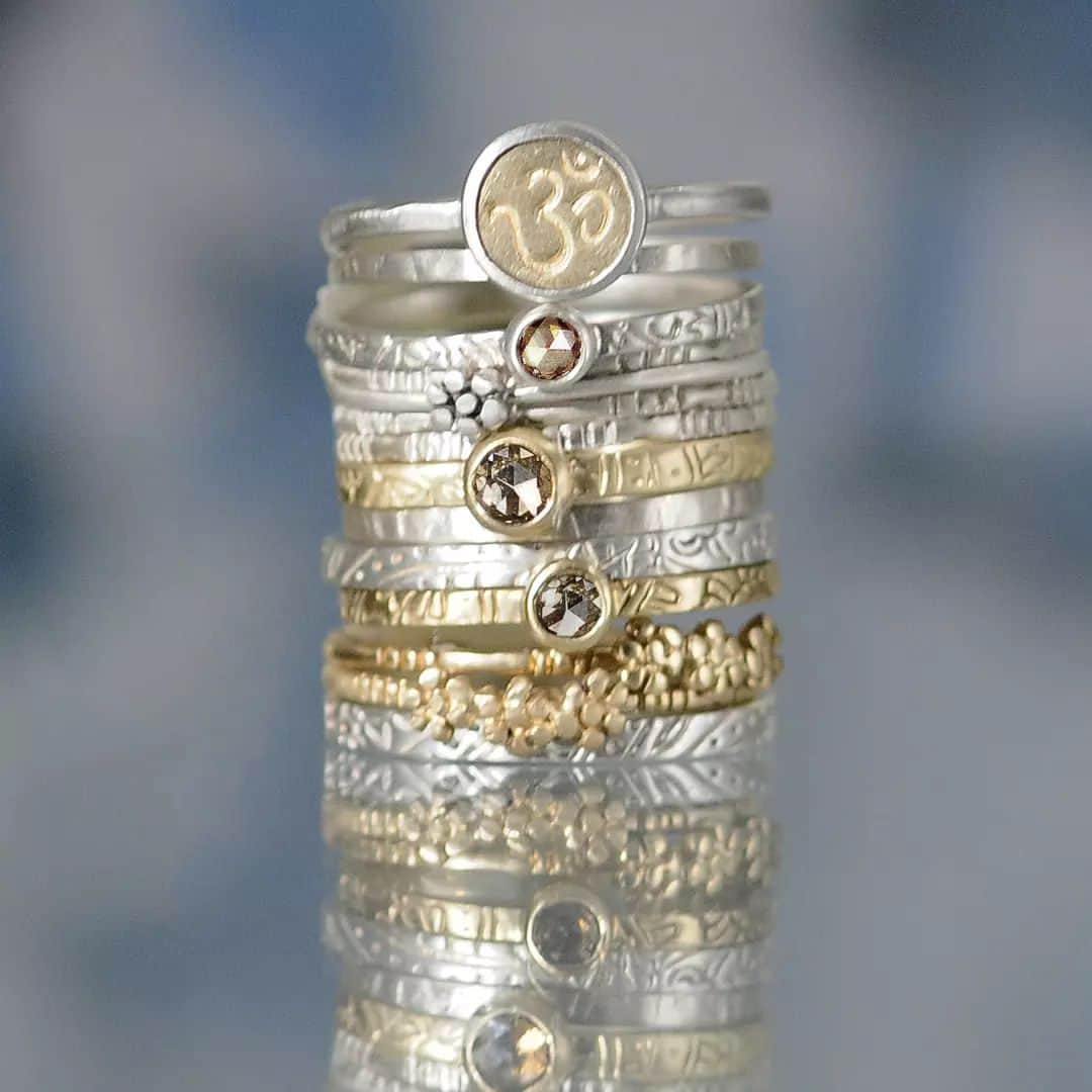 ミーアンドローのインスタグラム：「Worn together in endless combinations, we are enchanted by stacking rings. From delicate flower bands, bold paisley engravings, ‘Om’ emanating the sound of the universe, and sparkling brown diamonds, these rings mix and match as their motifs begin to interlock.」