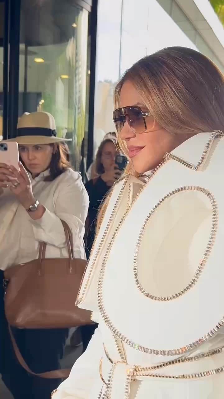 のインスタグラム：「Ni siquiera @shakira ha podido resistirse a los surrealistas diseños de @viktorandrolf, que en su última colección de Alta Costura celebran el 30 aniversario de la firma tomando elementos estéticos de anteriores temporadas.」