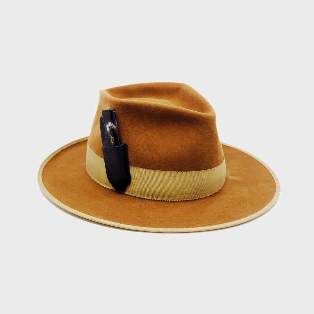 Nick Fouquetのインスタグラム：「Nick Fouquet Spring Summer 2023 "Quantum Parasol" Collection   SLICK NICK  100% felt hat in Tobacco  Dress  Weight   1 ½” Grosgrain beige band with special bow  Custom NF brush in leather holder   Light back pencil curled  brim  Made in USA」