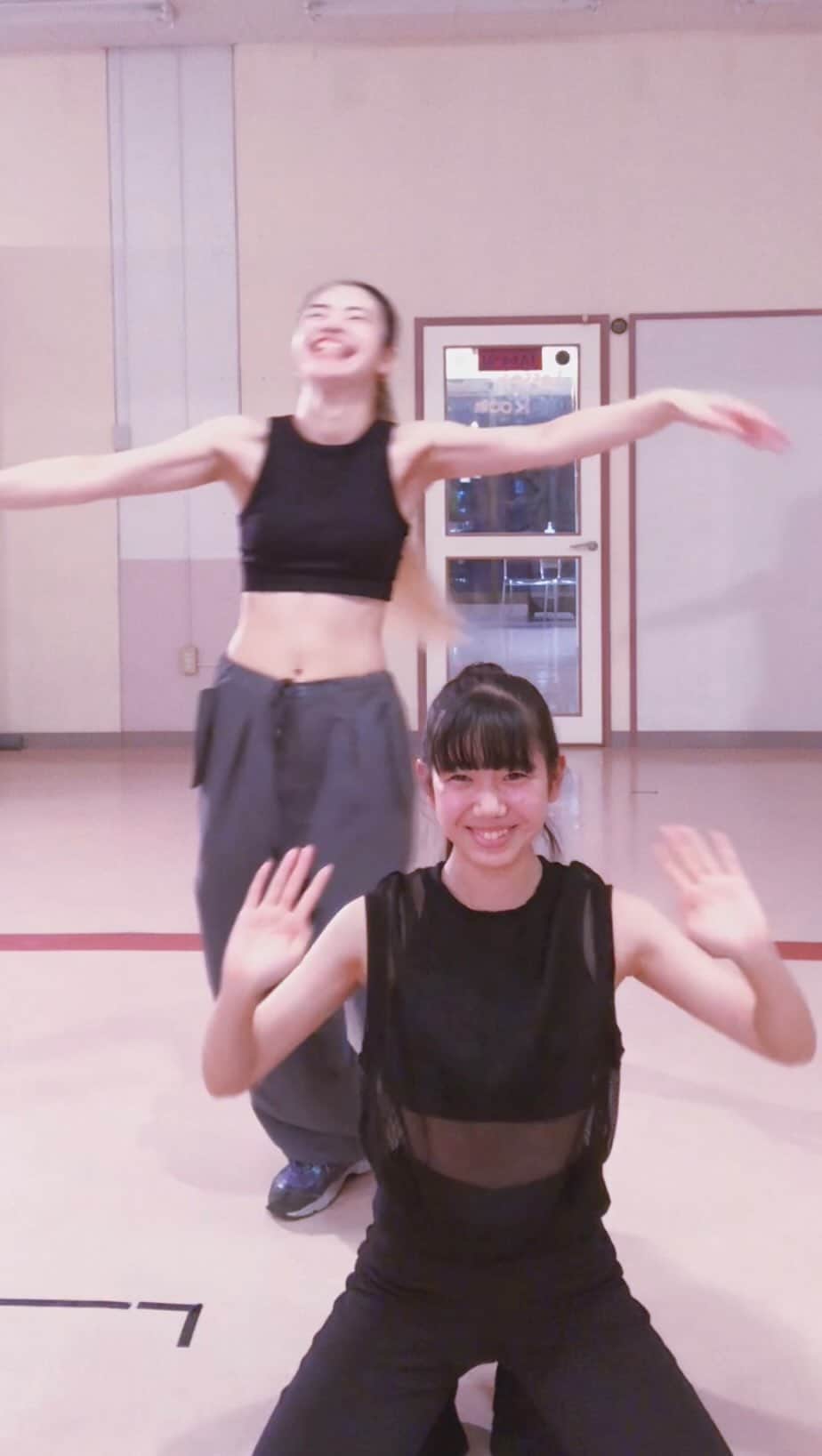 MARINAのインスタグラム：「practice🙌 ーーーーーーーーーーーーーーーーーーーー #hands #handsperformance #vogue #voguing #voguedance #dancer #okinawa #dancestudioupbeat #沖縄 #豊見城」