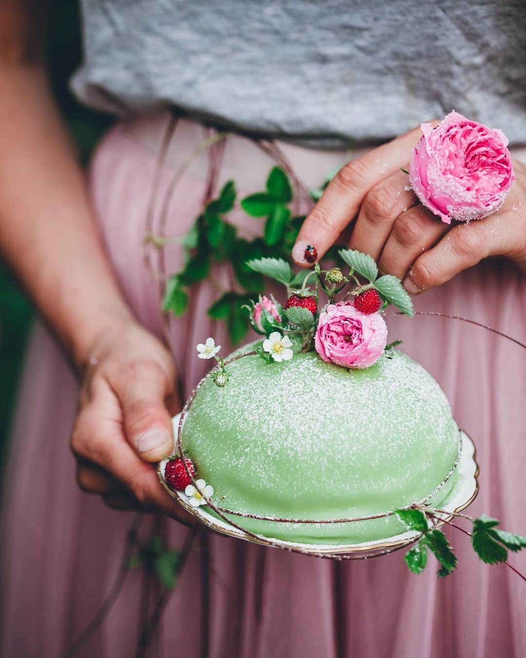 Linda Lomelinoさんのインスタグラム写真 - (Linda LomelinoInstagram)「Looking through the archives 📷Swedish Princess Cake with @myfeldt.se 💕🐞  #princesscake」7月6日 2時07分 - linda_lomelino