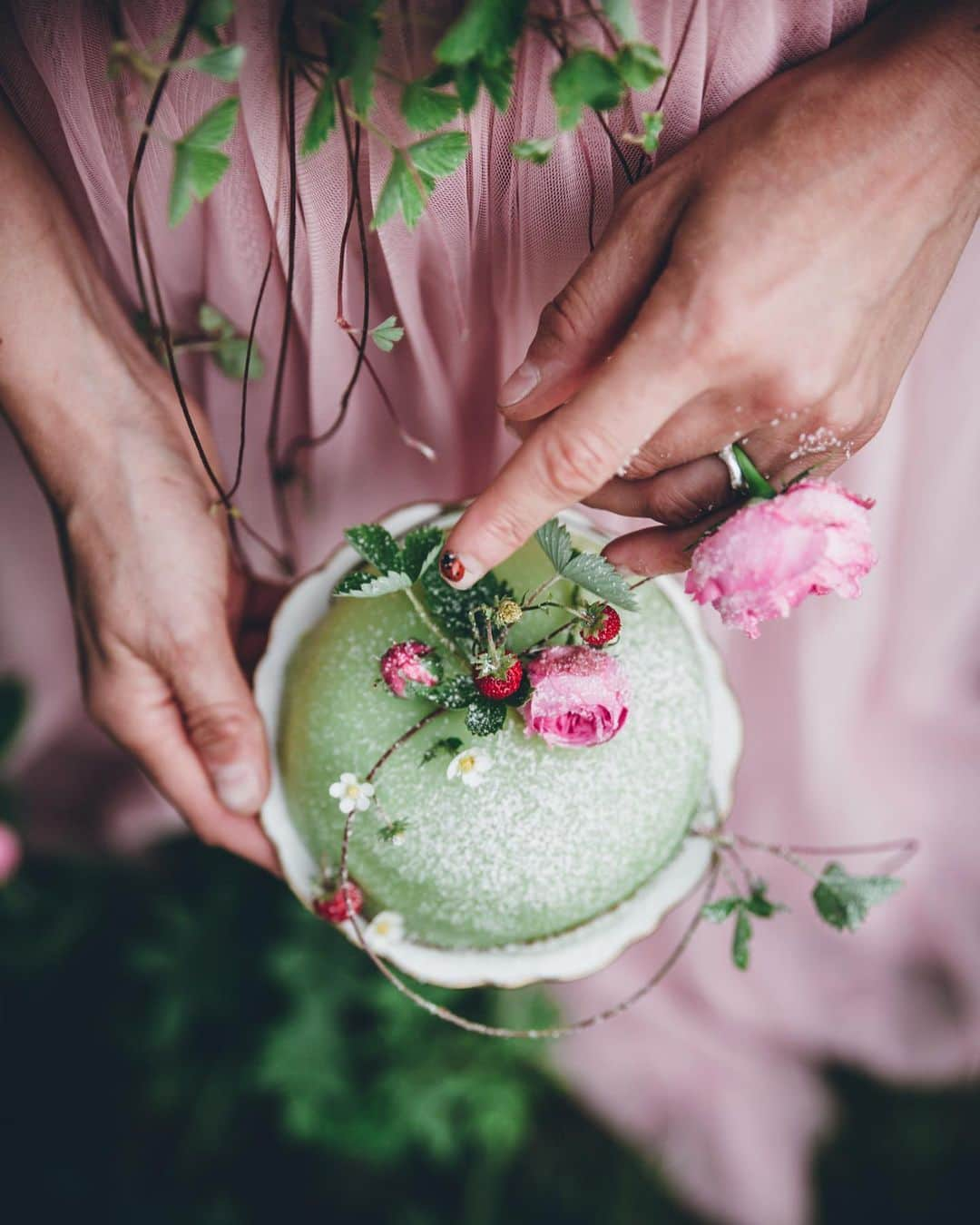 Linda Lomelinoさんのインスタグラム写真 - (Linda LomelinoInstagram)「Looking through the archives 📷Swedish Princess Cake with @myfeldt.se 💕🐞  #princesscake」7月6日 2時07分 - linda_lomelino