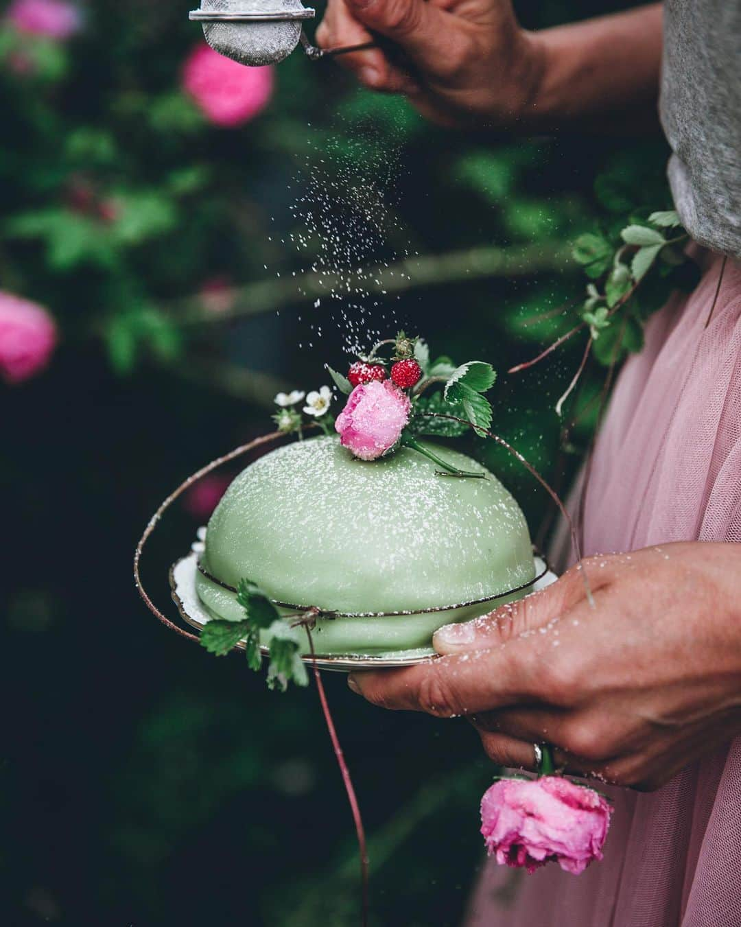 Linda Lomelinoさんのインスタグラム写真 - (Linda LomelinoInstagram)「Looking through the archives 📷Swedish Princess Cake with @myfeldt.se 💕🐞  #princesscake」7月6日 2時07分 - linda_lomelino