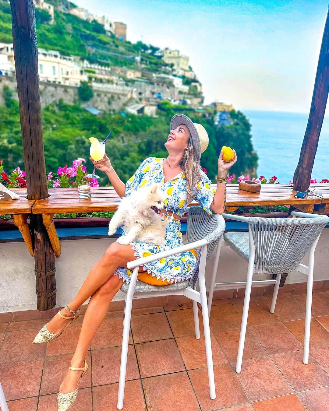 アリサ・ラモスのインスタグラム：「Professional Amalfi Coast packing tip: don’t shop for the trip, shop during it. 😻  Seriously though, all the shops in Positano look like my closet!   I really wanted a lemon outfit ofc and found this cute linen two piece handmade here by @queenmoda.positano (there’s a shop in Positano and Praiano), as well as a beautifully stitched white and pink linen dress that I wore to dinner in the last pic!  FYI (in case you’re new here) I live out of a suitcase and travel for months at a time before stopping at one of my “global closets”.  My rule of thumb(s) is not only to pack less so you can shop locally, but also for every clothing or shoe item you buy, you must donate the same amount that you already have in the place you bought it. This keeps luggage weight and space low while double giving back to the local communities!  Would you try this packing tip?  #packinghacks #packingtips #positano #praiano #globalcitizen #mylifesatravelmovie #amalficoast」