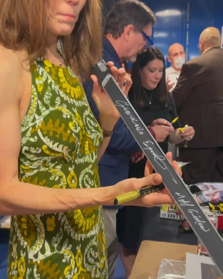 エミリー・スワローのインスタグラム：「THIS IS THE WAY (Wednesday)  A year ago this week, I was in Sioux Falls, South Dakota for the inaugural PopCon benefiting @voicesagainstcancer. All these pics and the vid I’m posting showcase the convention guests, but I want to take this #thisisthewaywednesday opportunity to shine a BIG light on all the volunteers, staff, organizers and the families who made the event happen and who are doing it again next weekend!  Voices Against Cancer’s stated goal is to raise funds and awareness for the fight against cancer, with an emphasis towards childhood cancer and childhood cancer research. They raise funds through putting on comic conventions with celebrity and voice actor appearances. All money from door entry, autographs, photo ops, and musical performances, goes toward a chosen charity for the year. This year's recipient will be the St. Baldrick's Foundation and Ian’s Thumbs Up FUNd.  The generosity, selflessness, HOPE and commitment to providing a better life for the children diagnosed with cancer and their families is like nothing else I’ve gotten to witness up close. If you’re near #siouxfalls, make sure you get your tickets for this year’s event!  #givekidsavoice #forthefoundlings #popcon #pediatriccancer #kickcancersbutt #petercullen #frankwelker #dangilvezan #giancarloesposito #thisistheway #darksaber」
