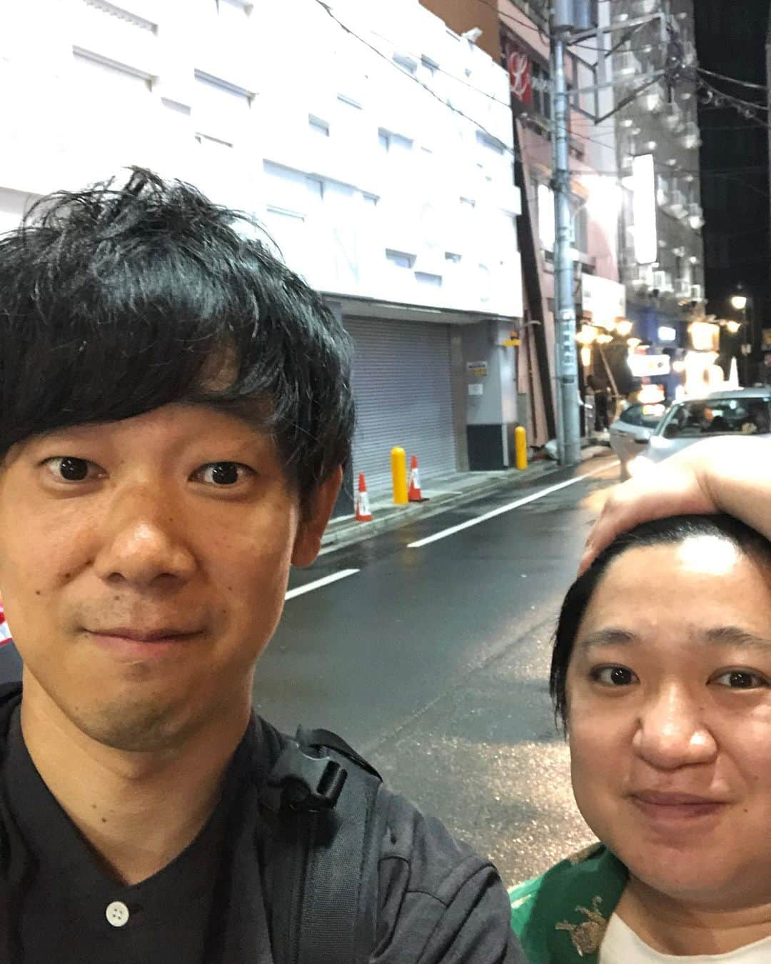 津田康平のインスタグラム：「ケツとご飯🍺  ライブが23時終わりやったから少しだけやったけど楽しかったです😄  ほんで荷物多いて！！  日付変わって本日ワラムゲです、♾️ホールに是非🎙️  #ニッポンの社長　ケツ #マルセイユ　津田 #♾️ホール」