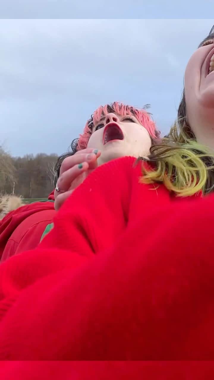 ケイト・ナッシュのインスタグラム：「Skating Polly are one of my favourite bands and I was so honoured to make a music video for them. We shot this early in the morning in Hampstead Heath a couple days after their last London show. They are one of the most prolific bands I know, constantly churning out bangers and meaningful, beautiful songs, with lyrics that always make me think and feel something big, and always with the amazing visuals. They truly never miss! With the video I wanted to capture the complicated, intricate & intimate relationship that siblings tend to have, that I’ve witnessed in SP and also experienced with my own sisters. I love you @skatingpolly Check out their new record ‘Chaos County Line’ out now & our vid for ‘Tiger at the drugstore’.」