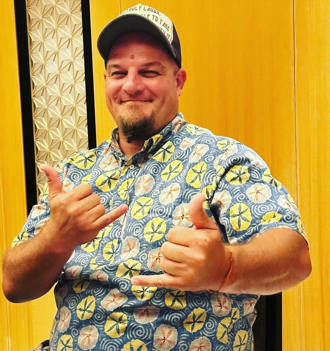 マッコイ斉藤のインスタグラム：「サムモナハンっていいます。 ハワイに住んでます。めちゃくちゃいいヤツです。」