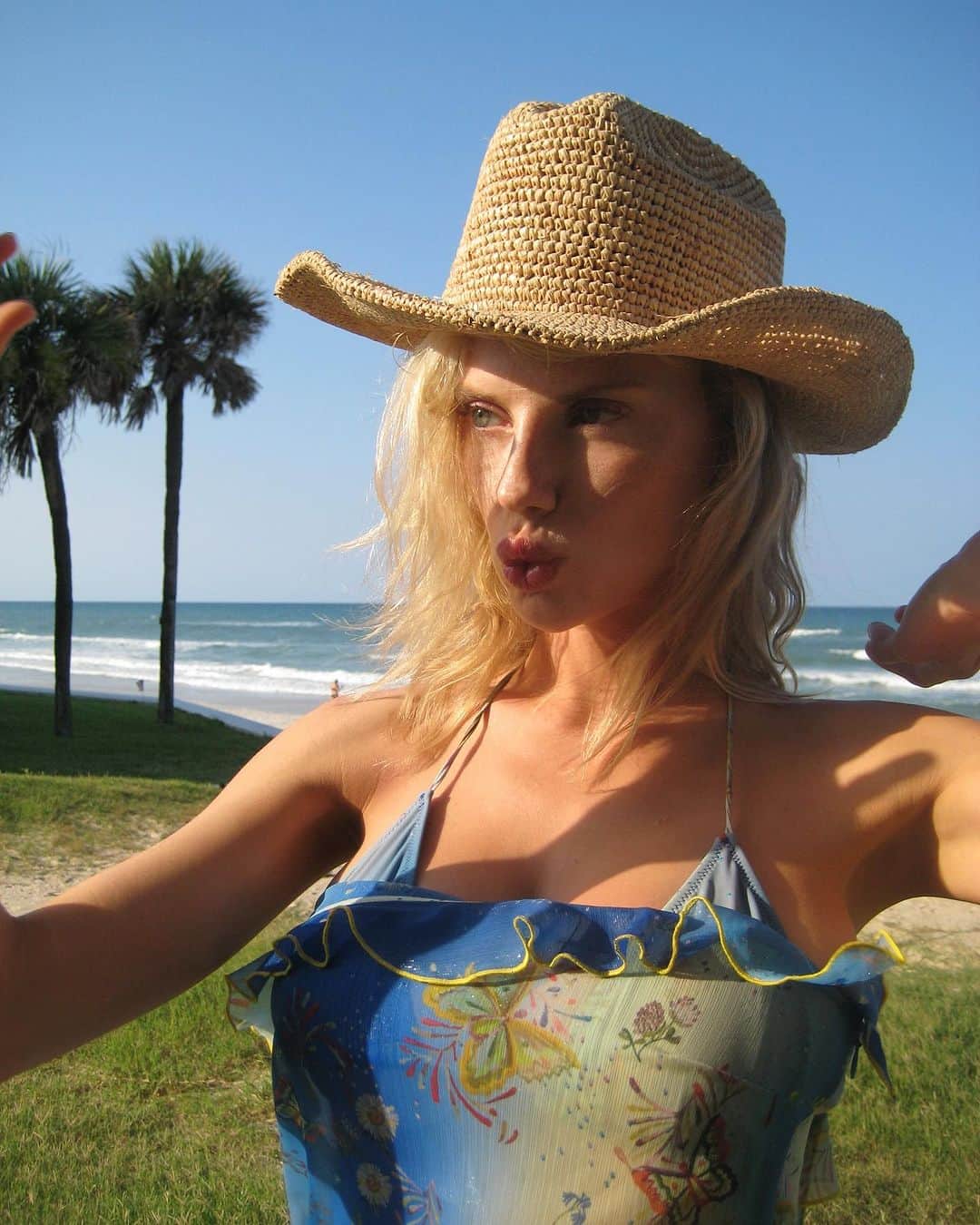 シャーロット・マッキニーさんのインスタグラム写真 - (シャーロット・マッキニーInstagram)「Happy summer here’s a million pictures of me in a cowboy hat 🤠」7月6日 2時37分 - charlottemckinney