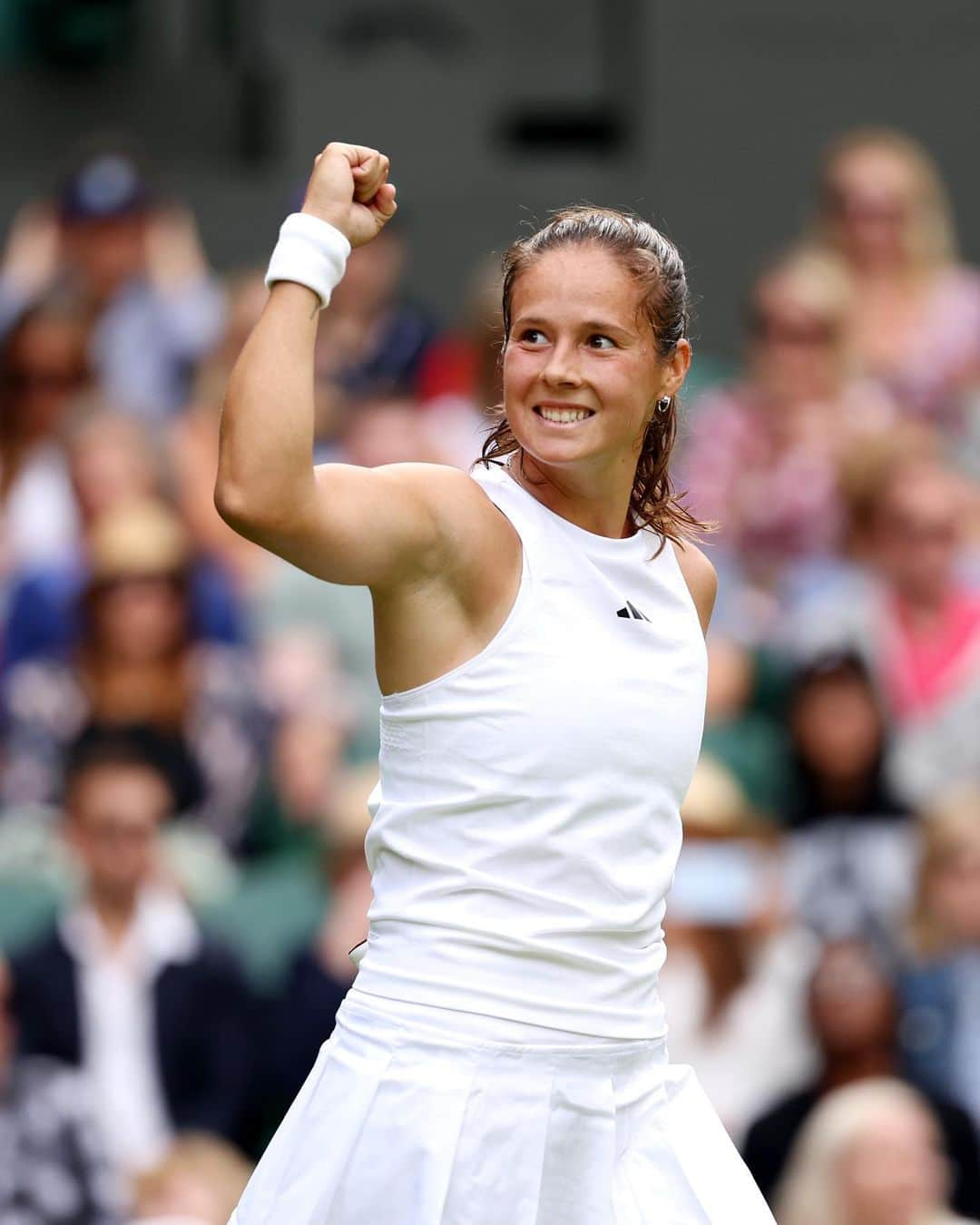 ダリア・カサトキナのインスタグラム：「Just an electric place⚡️🌱 Wimbledon🍓#DD」