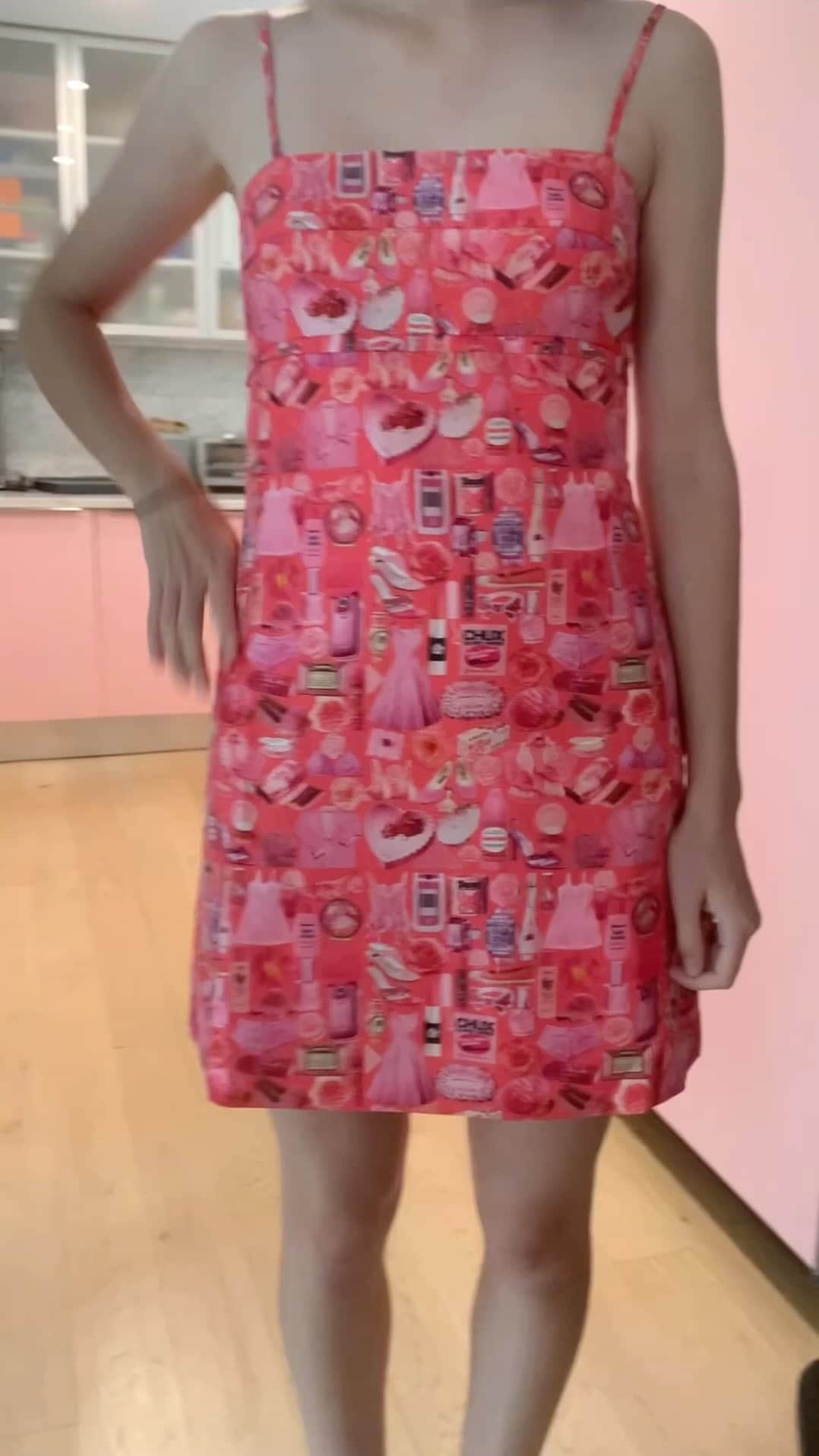 レイチェル アントノフのインスタグラム：「Pink things in pink kitchen」