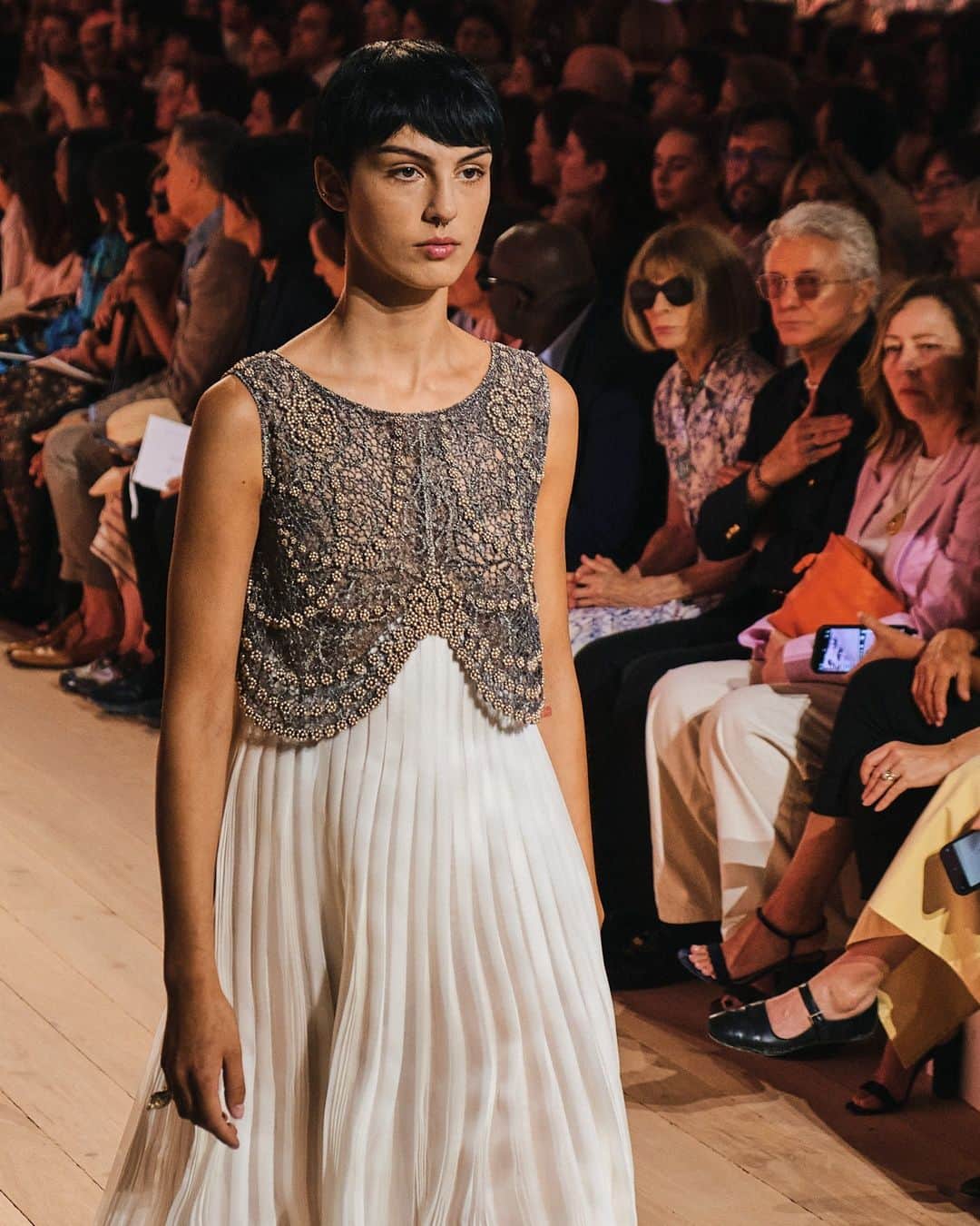 のインスタグラム：「At couture shows in Paris this week, Thom Browne centered the gray suit, while Schiaparelli, Dior and Iris Van Herpen spun their own dreamy tales through clothing.  The shows began in the shadow of national unrest over the police killing of a teenager of Algerian and Moroccan descent that has sparked charges of racism and discrimination. For a while, there was a question about whether the collections would — or should — happen at all. That tension raised the bar for the shows that went on, writes The New York Times’s chief fashion critic, @vvfriedman, including Maria Grazia Chiuri’s @dior show and the @irisvanherpen show based on Oceanix, the floating city being planned for South Korea.  On Monday, @thombrowne made his couture debut. He effectively proposed that the gray suit deserved the same mythic status as the Chanel bouclé suit or the YSL Smoking or the Dior Bar. The show was an argument that American fashion deserves its place on the couture stage.  At @schiaparelli, Daniel Roseberry provided an exegesis on the virtue of dialogue: between art and fashion, past and present. It was one of his most relaxed, considered collections in seasons: black collars swirling around the shoulders of perfectly cut white coats; plush opera puffers and suits covered in mirrored mosaics.  Read the full review at the link in our bio. Photos by @simbarashecha; Sarah Meyssonnier/Reuters; Gio Staiano」
