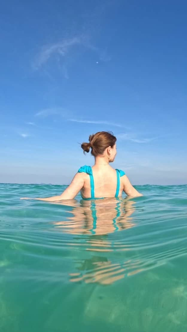 陽菜えみるのインスタグラム：「.  Under the sea🐠🧜‍♀️  この日は風があって 海が掻き回されていて 島の中でも透明度が 高くない側の海なのに 潜ってこれだけ見える✨✨  綺麗な側でもGoPro回せばよかった この時しか撮らなかったな📹  .」