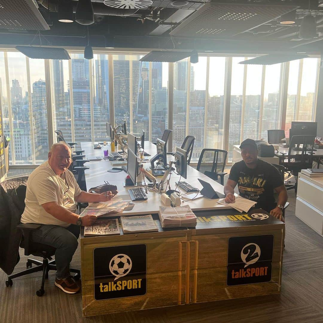 ガブリエル・アグボンラホールのインスタグラム：「Talksport breakfast show on from 6am 💪🏾 In early for our preparation 👀😂」