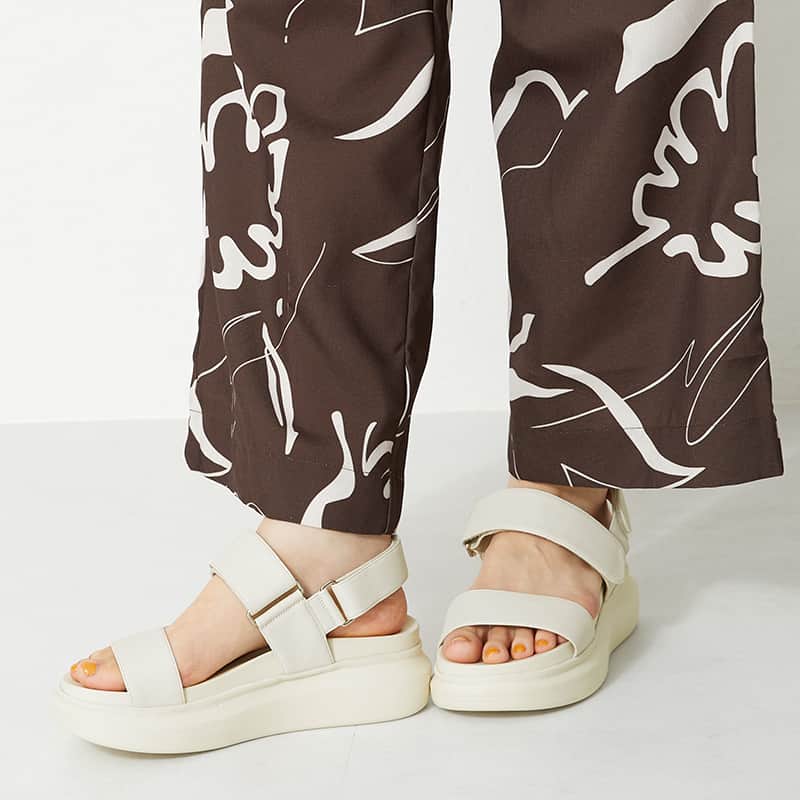 ORiental TRaffic HKのインスタグラム：「【#新貨上架 ﹕WA Comfort Volume Sole Velcro Sandals】  整體的風格簡約sporty，搭配個性的亮面皮革質感，適合各種風格的穿搭，平時可以搭配寬鬆的長褲或魚尾裙，跟朋友外出逛街和打卡  5.5cm厚底視覺上能拉長雙腿，修飾腿型，雖然看上去很厚實，但實際穿上也不會覺得笨重喔～  採用超細纖維材質打造，質地更柔軟親膚且透氣，長時間穿著也不會覺得悶熱，另外腳背和後跟的魔術貼方便調節合適的尺寸，任何腳型的人都能輕鬆駕馭！  2色入 - Link in bio  ✨ORiental TRaffic全線分店現正進行Summer Sale，精選夏日鞋款低至半價 ✨鞋款買滿兩對或以上可享額外9折優惠 更多優惠詳情，請向店員查詢  #ORientalTRaffic #NewArrival #Spring #Summer #23SS #Sandals  #日本 #日本品牌 #春季鞋款 #夏季鞋款 #涼鞋」