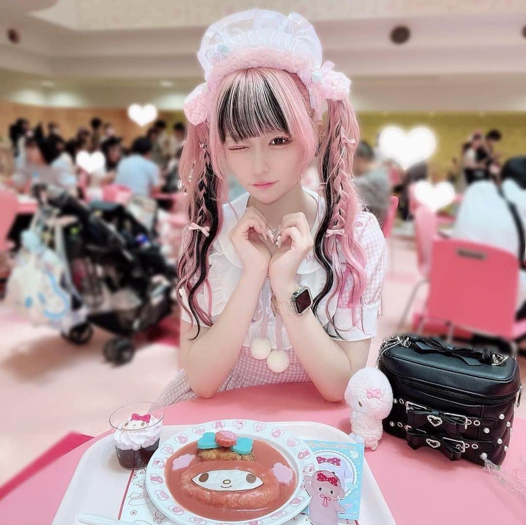 さきちゃんのインスタグラム：「おたんじょうびおめでとうー！🐏🎀 ぴさんにお会いできなかったのでリベンジします^_^ #ankrouge #アンクルージュ #サンリオ #サンリオピューロランド #ピューロランド #マイスウィートピアノ #ピアノちゃん #ピアノちゃんコラボ #隠しきれないヲタク #量産型ヲタク #量産型 #ピンクヘアー #ツインテール #アパレル店員」