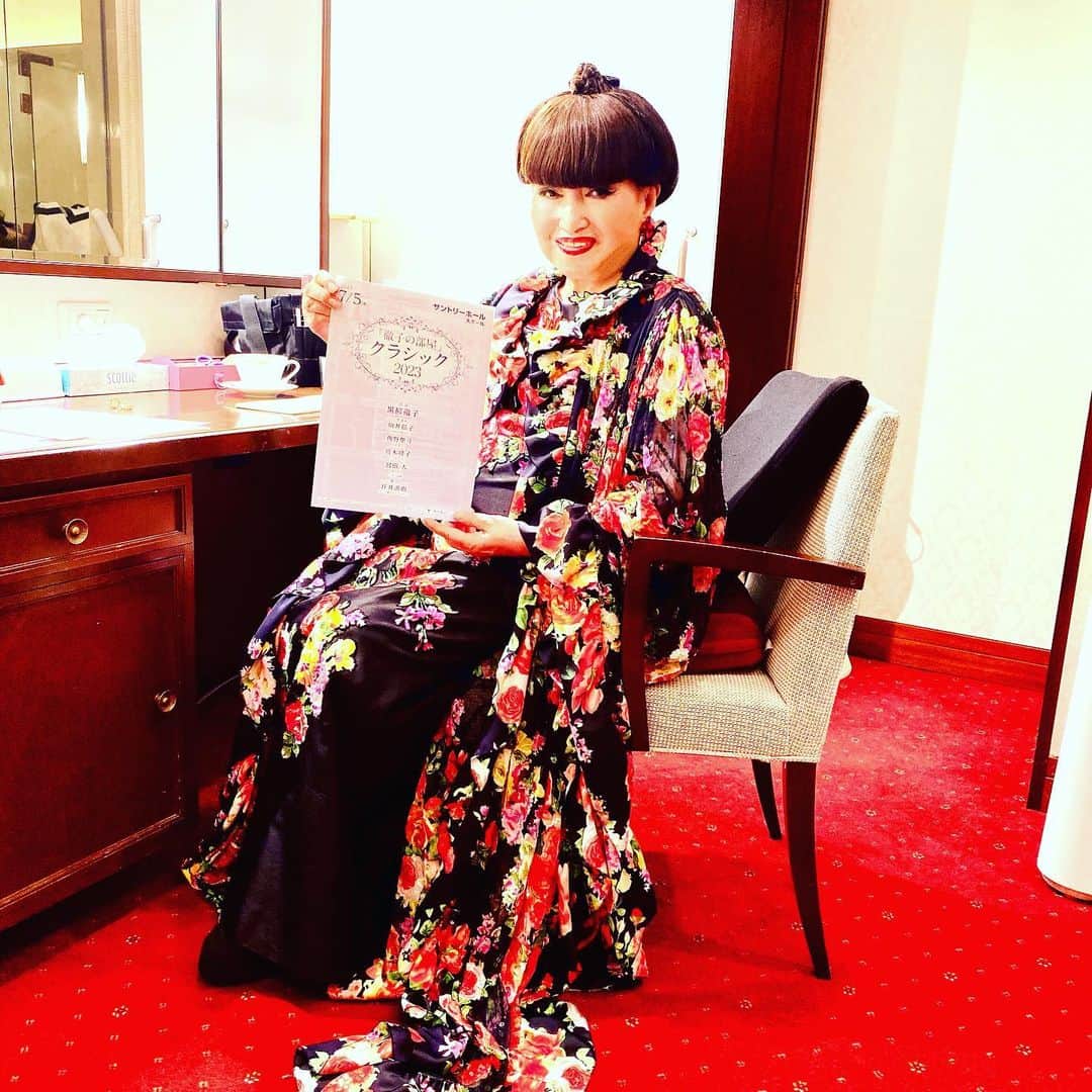 黒柳徹子のインスタグラム：「昨日は、第9回「徹子の部屋 クラッシック」。サントリーホールでのコンサートでした。ゲストは、ヴァイオリン川井郁子さん。ピアノ角野隼斗さん。フルート高木綾子さん。チェロ宮田大さん。 みなさんの演奏とお話、とっても素敵で楽しかったです。 この写真は、サントリーホールの楽屋です。普通は、指揮者の方が使うお部屋です。1部と2部で衣装変えました。2部で白のドレスで舞台に立つと、客席から「お〜。わ〜。」って！ ２着とも、田川啓二さんのお作品です。「徹子の部屋 クラシック」は、来年もやりますので、是非いらしてください。」