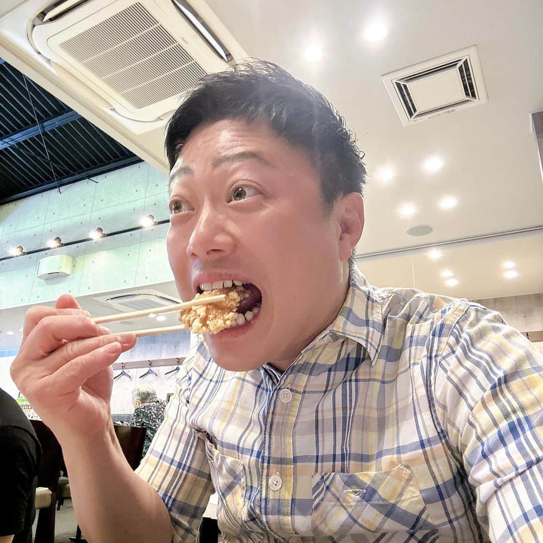 やのぱん（矢野ひろし）のインスタグラム：「てな事で、 お昼は、王将*\(^o^)/* こんなセットがありました！  天津飯にラーメンに唐揚げ！！ 王将クオリティー(^O^) はい、 とっても気持ちいいんです♪ #王将　#ランチ　#ボリューム　#やのぱん　#昼ごはん　＃餃子食べたかったけど」