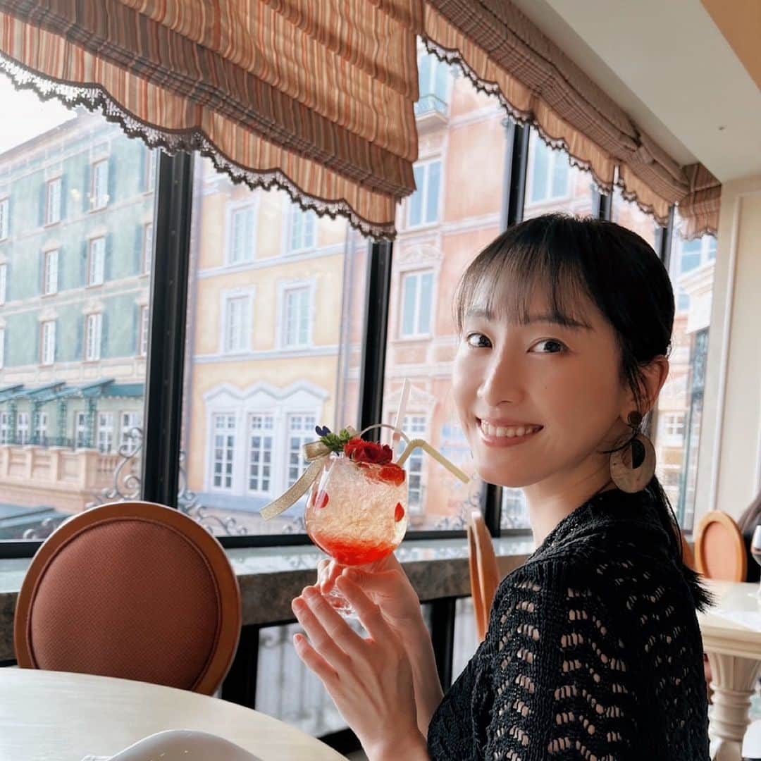 松井玲奈のインスタグラム：「8月7日からテレビ東京系で放送になる『やわ男とカタ子』に出演します！ 演じる藤子は自己肯定感の低い女性。誰かを羨ましく感じたり、周りのライフステージの変化に焦ったり、その気持ちわかる、、、と共感しながら脚本を読んでいます。 繊細な藤子に寄り添いながら、楽しくお芝居できればと思います！お楽しみに✨」