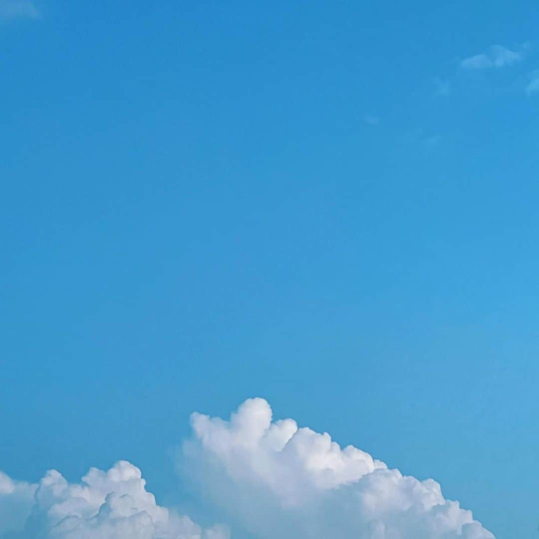 大川成美さんのインスタグラム写真 - (大川成美Instagram)「雲かわいい。 自然は落ち着く。  何に見える？？」7月6日 12時40分 - naru_coco
