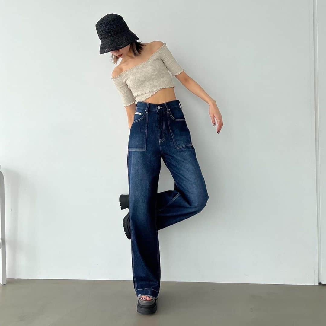 EMODA_LOOK BOOKさんのインスタグラム写真 - (EMODA_LOOK BOOKInstagram)「#EMODA_JEANS  ・LOOSE WIDE POCKET JEANS ￥12,980 tax'in color:BLK,I/BLU,IND size:S,M  7.6 thu on sale!! ______________________ JULY EMODA_JEANS  ポケットやサイドのダブルステッチ、広めにとった裾幅のステッチワークがよりディテ―ル映えしカジュアル感がプラスされたデザイン。 クロップド丈やミニマムトップスなど夏定番アイテムとのスタイリングの相性抜群。ポケットに施したオリジナルの織りネームもポイント。 ウエストの位置が高く見えるよう股上を深めに設定し、自然な美脚ラインを演出。さらに腰回りから脚にかけてルーズなシルエットで今年らしくアップデート。 計算し尽されたこの夏おすすめの足長効果抜群のワイドデニムを提案します。 ______________________ ㅤㅤㅤ プロフィール( @emoda_snap )のURL,storiesからチェック✔ ㅤㅤㅤ ㅤㅤㅤ ㅤㅤㅤ ㅤㅤㅤ  #EMODA #RUNWAYchannel #DENIM #デニム #ルーズワイドポケットジーンズ @emoda_snap」7月6日 12時41分 - emoda_snap