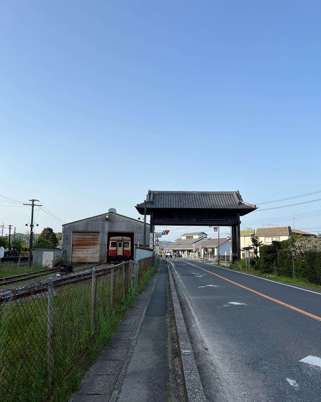 織田千穂さんのインスタグラム写真 - (織田千穂Instagram)「いすみ鉄道旅🚃 国吉駅🚉を再び出発して… 次に降りた駅は… 「大多喜駅🚉」 * 駅前でレンタサイクル🚲を借りて出発💨 行ったのは4月🌸だったので 鯉のぼり🎏がいっぱいいた♡  🚃いすみ鉄道旅　5/9🚃  #いすみ鉄道 #最近の鉄活 #鉄道 #駅舎 #鉄分補給 #鉄道好きな人と繋がりたい #電車 #instatrip #train #最近の鉄活 #途中下車 #列車旅 #菜の花 #房総 #大多喜駅 #鯉のぼり」7月6日 12時53分 - chihoda