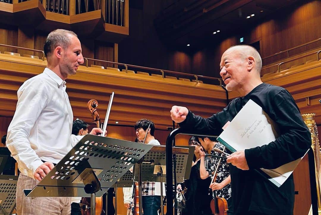 久石譲さんのインスタグラム写真 - (久石譲Instagram)「The rehearsal of FOC with Mr. Antoine Tamestit.   #future #orchestra #classics」7月6日 12時46分 - joehisaishi_composer