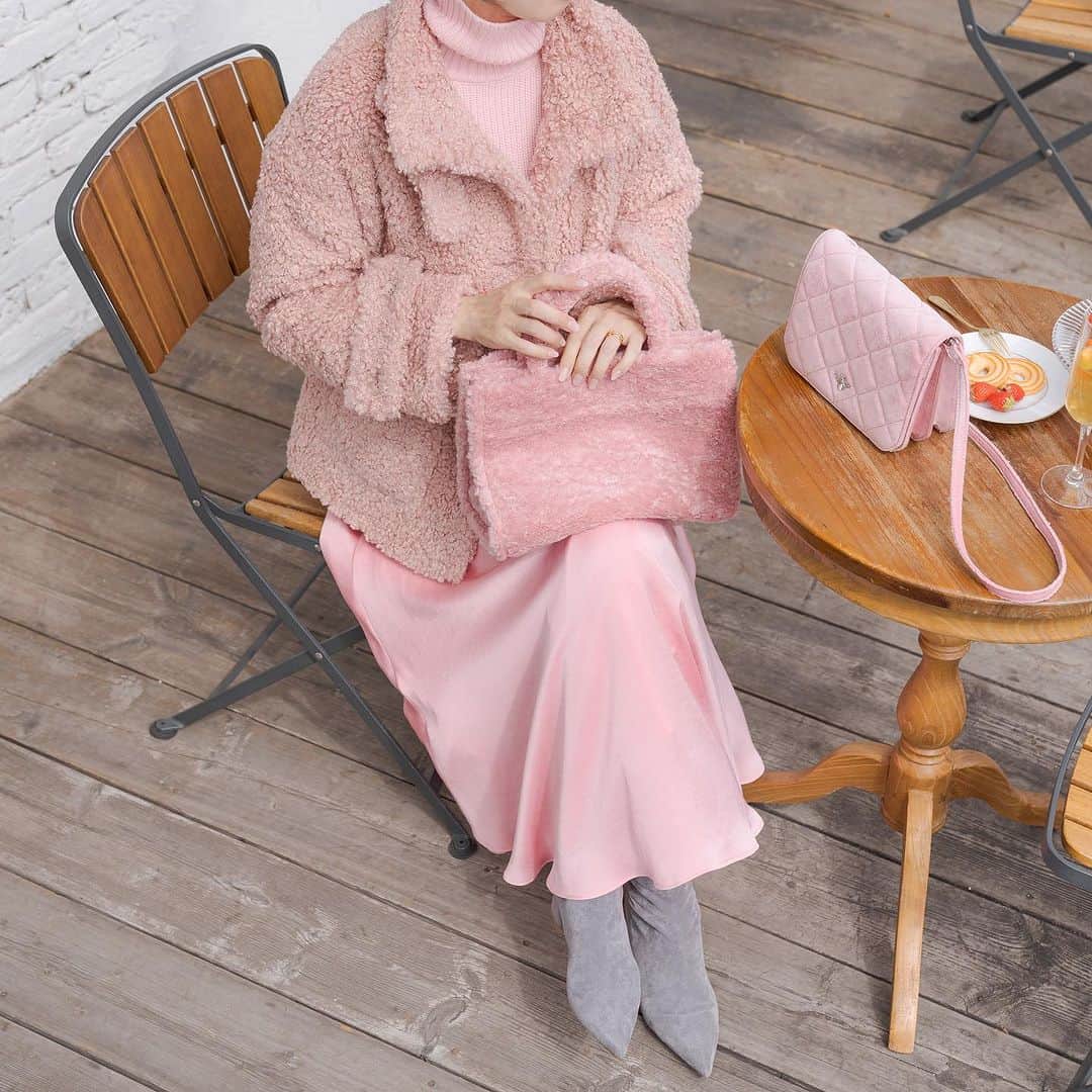 Tsuru by Mariko Oikawaのインスタグラム：「PRE ORDER.  Goldie ¥48,400（tax in） ご予約中は10%OFF.  エアリーなプードルファーが目を惹くショート丈コートが新登場致。 襟を立てれば顔回りが包まれているような可憐さも。 スカート派の方にもバランスがとりやすい丈感で、カジュアル派の方、アクティブな方にも来て頂きやすい一枚。  TSURUらしいカラーバリエーションは気分があがるものをチョイスして。 カラーをワントーンでまとめたスタイリングもオススメ。  ◾️インスタLIVE 本日7/6（木） 19:00〜 shoes &bag & accessory 20:00〜 clothes  オススメのスタイリングや着こなし、お洋服の詳細などご紹介致します。 是非ご視聴ください。  #tsuru #tsurubymarikooikawa #2023winter #preorder」