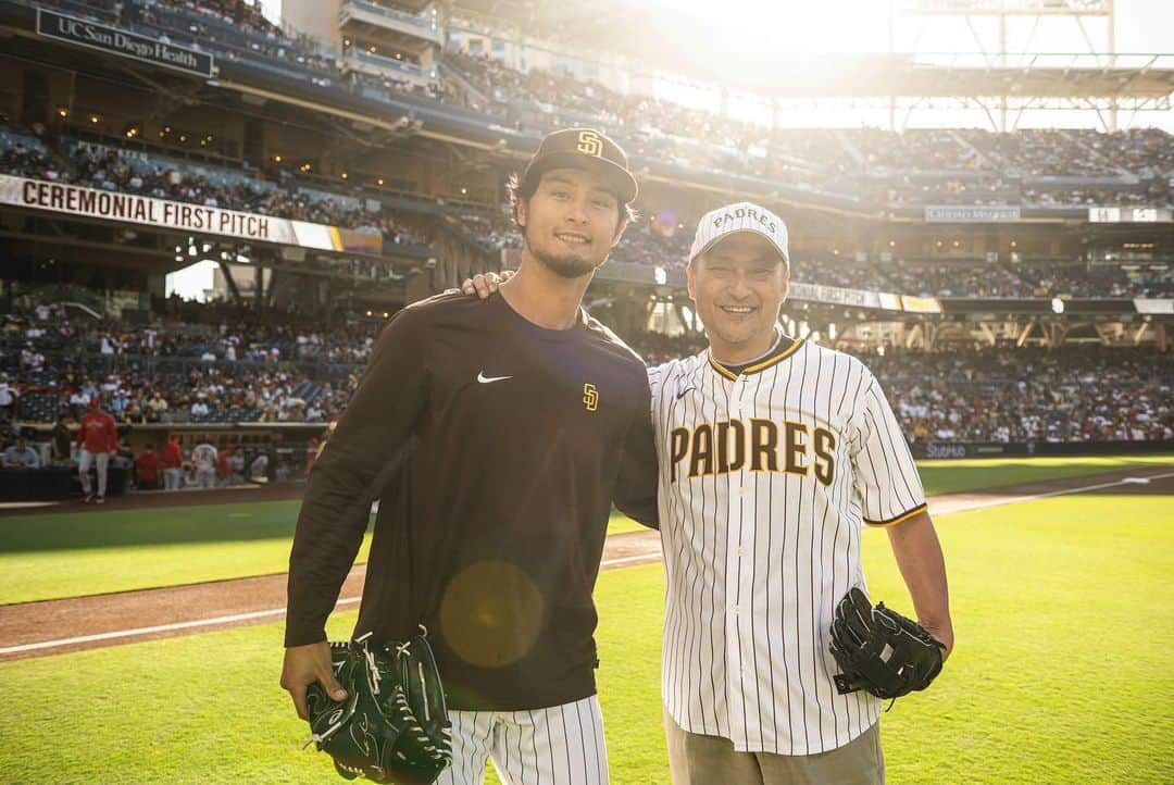 ダルビッシュ有さんのインスタグラム写真 - (ダルビッシュ有Instagram)「今日の試合前、ペトコパークにて渡辺謙さんが始球式をされました。 自分が捕手役を務めさせていただいたのですが、最高の球が来て感動しました。 またお会いできる日を楽しみにしています！」7月6日 12時54分 - darvishsefat11