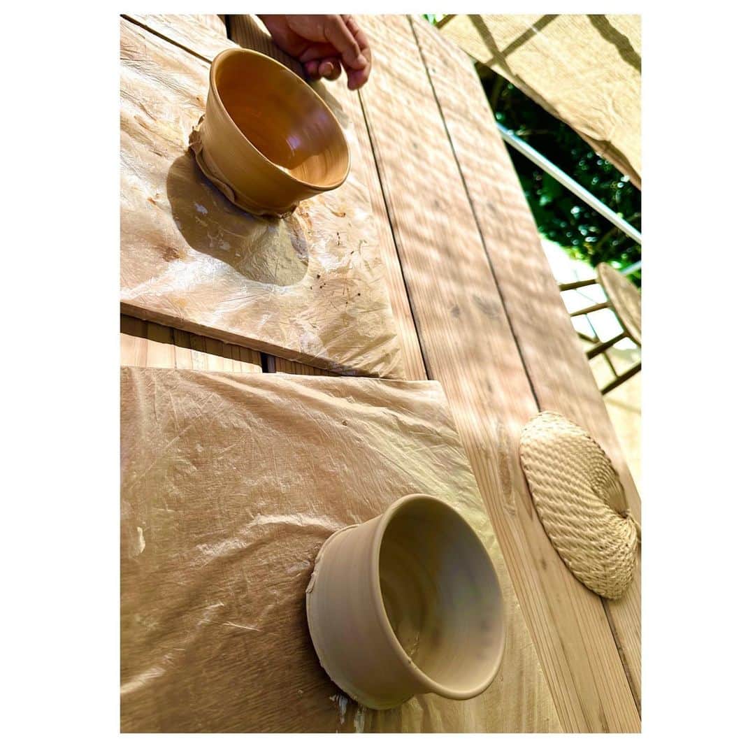 龍真咲さんのインスタグラム写真 - (龍真咲Instagram)「沖縄🍉 に行ったら琉球焼で作品を 前回は、やちむんブルーでりーくんのお水飲みボウルを🥣今回はお揃いの土でマグカップに⤴︎とっては、後で先生に付けてもらいます😉 色んなところで陶芸体験をしたけれど、今のところここが1番合うかな、と。土や作品数、雰囲気、何よりも先生との相性。ここの先生はめちゃくちゃ褒めて下さるので自信つきますっ😁笑 で、何よりも良いのはcafe併設でゆっくり休憩しつつ沖縄を堪能できるところ☕️都会ではなかなか味わえない雰囲気と日影の安らぎは、時を刻むのを忘れさせてくれます🌿  自然って不思議ですよね。 行く土地柄や気候によって樹木の形状が全て異なるんですもの ヨーロッパに行った時は物珍しく興味津々だっけど、日本にいて北海道と沖縄はまるで別世界の樹々たち🌳🌴こういうのもわりかし好きですっ🌈  沖縄そばもマストですね！ 最近行くところ決まって来たなぁ…  自分だけのお気に入りを探そう💡  #琉球焼 #やちむん  #陶芸 #土  #沖縄ブルー  #沖縄の風」7月6日 12時54分 - masaki_ryu